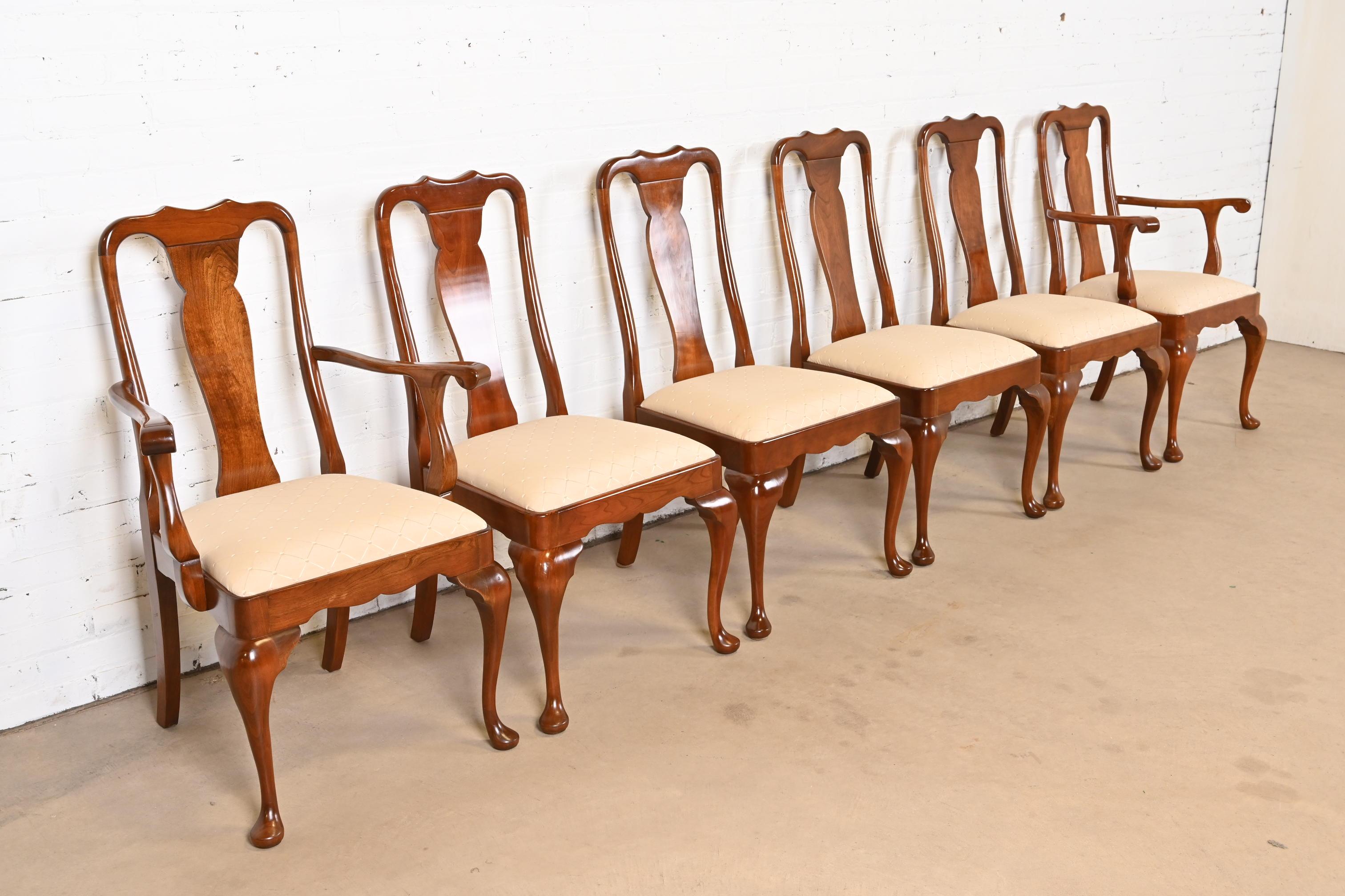 Stickley Queen Anne Esszimmerstühle aus geschnitztem massivem Kirschbaumholz, Sechser-Set, geschnitzt (Ende des 20. Jahrhunderts) im Angebot
