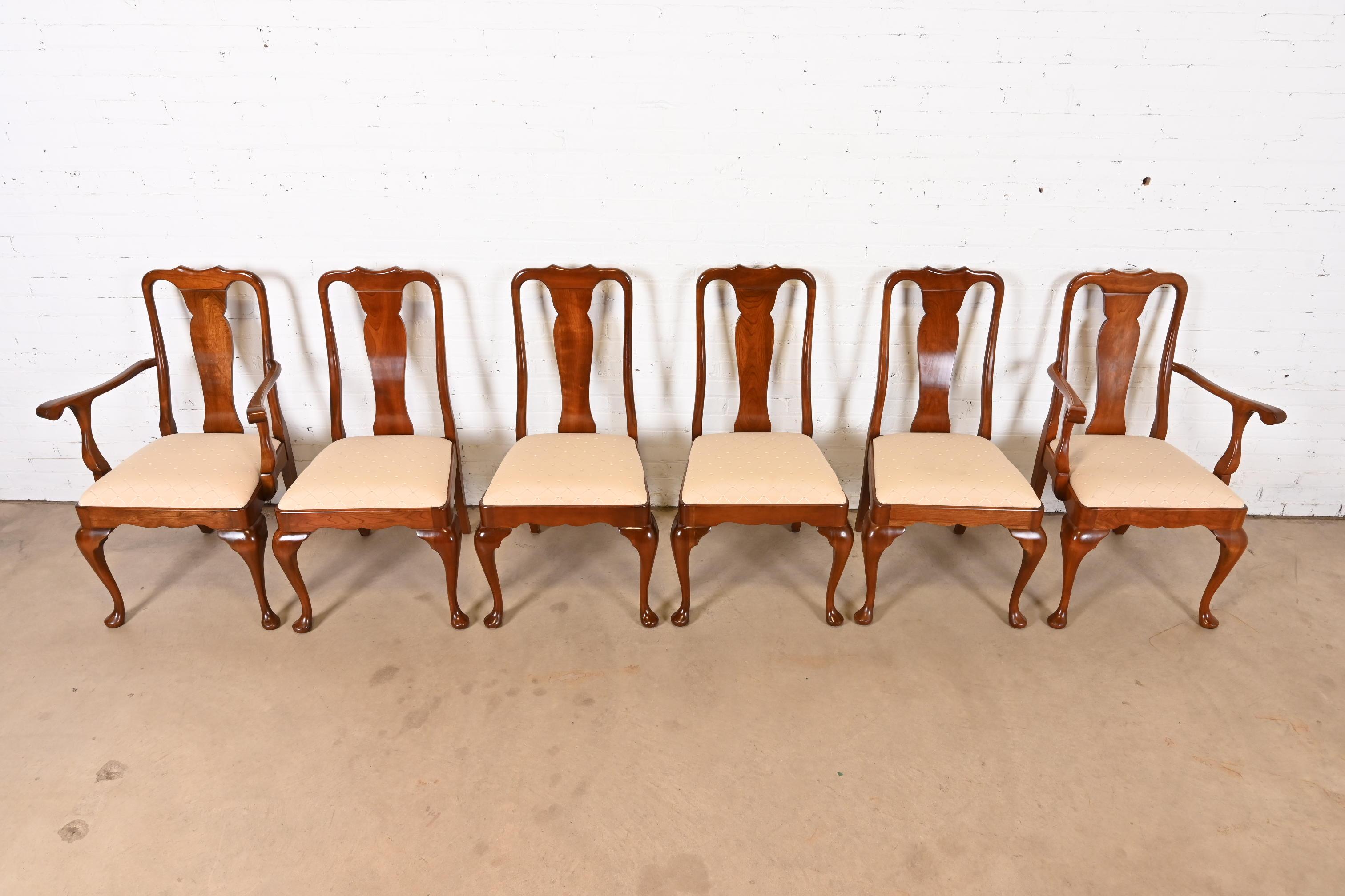 Stickley Queen Anne Esszimmerstühle aus geschnitztem massivem Kirschbaumholz, Sechser-Set, geschnitzt (Polster) im Angebot