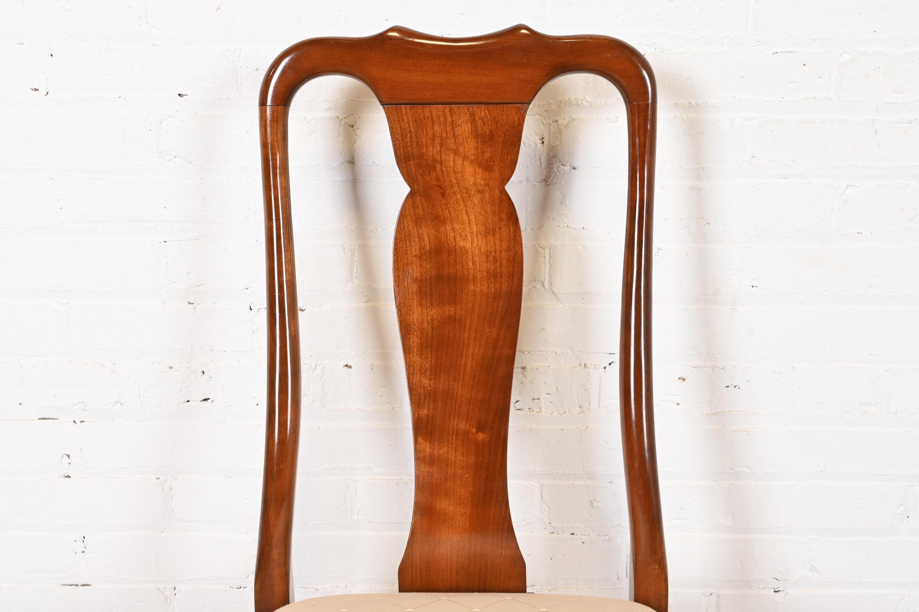 Stickley Queen Anne Esszimmerstühle aus geschnitztem massivem Kirschbaumholz, Sechser-Set, geschnitzt im Angebot 1