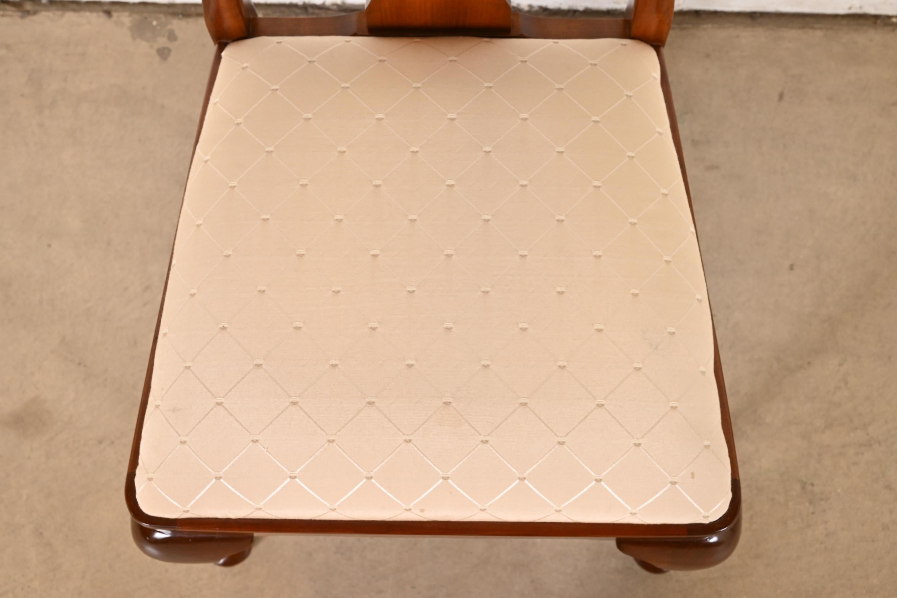 Stickley Queen Anne Esszimmerstühle aus geschnitztem massivem Kirschbaumholz, Sechser-Set, geschnitzt im Angebot 2