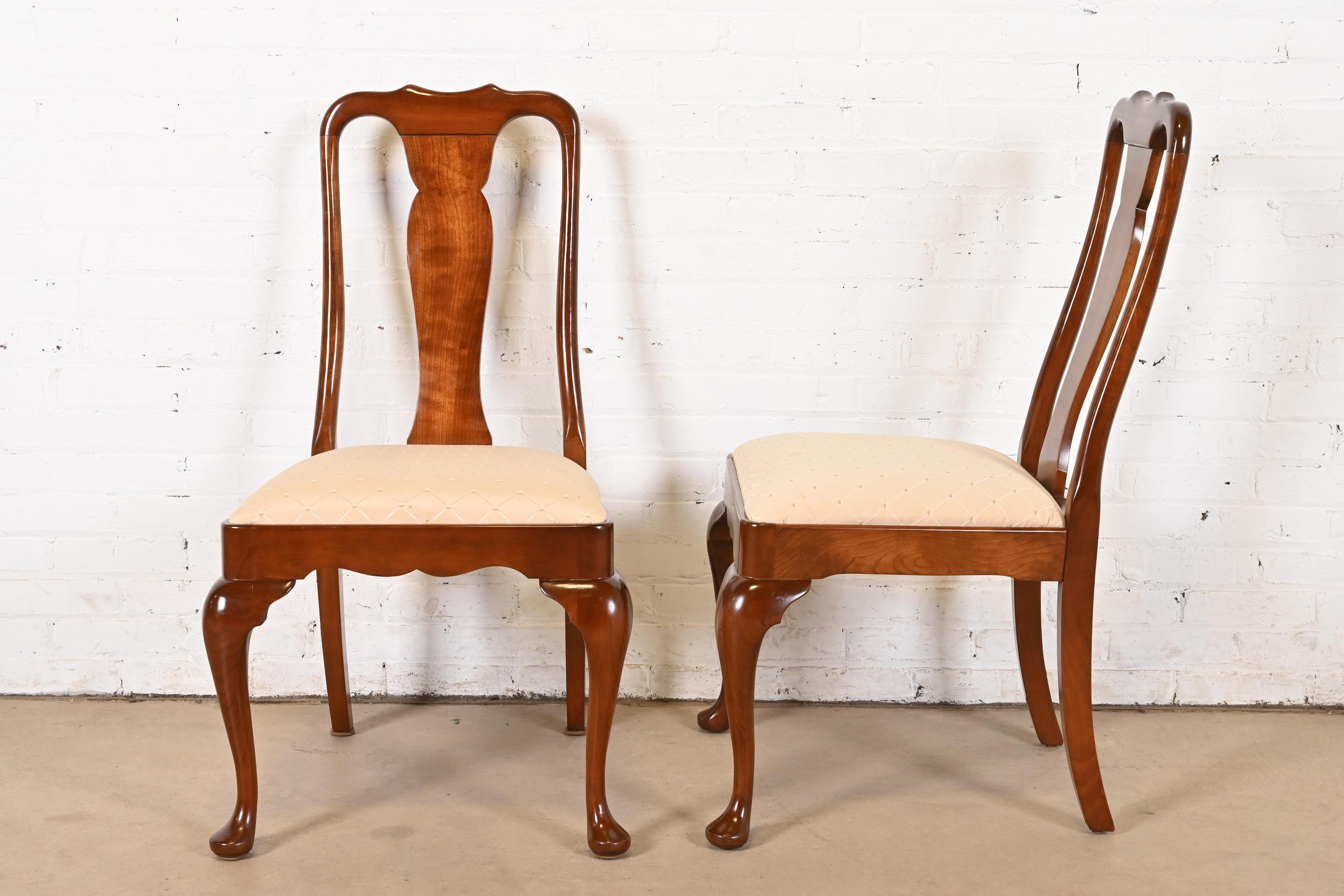 Stickley Queen Anne Esszimmerstühle aus geschnitztem massivem Kirschbaumholz, Sechser-Set, geschnitzt im Angebot 3
