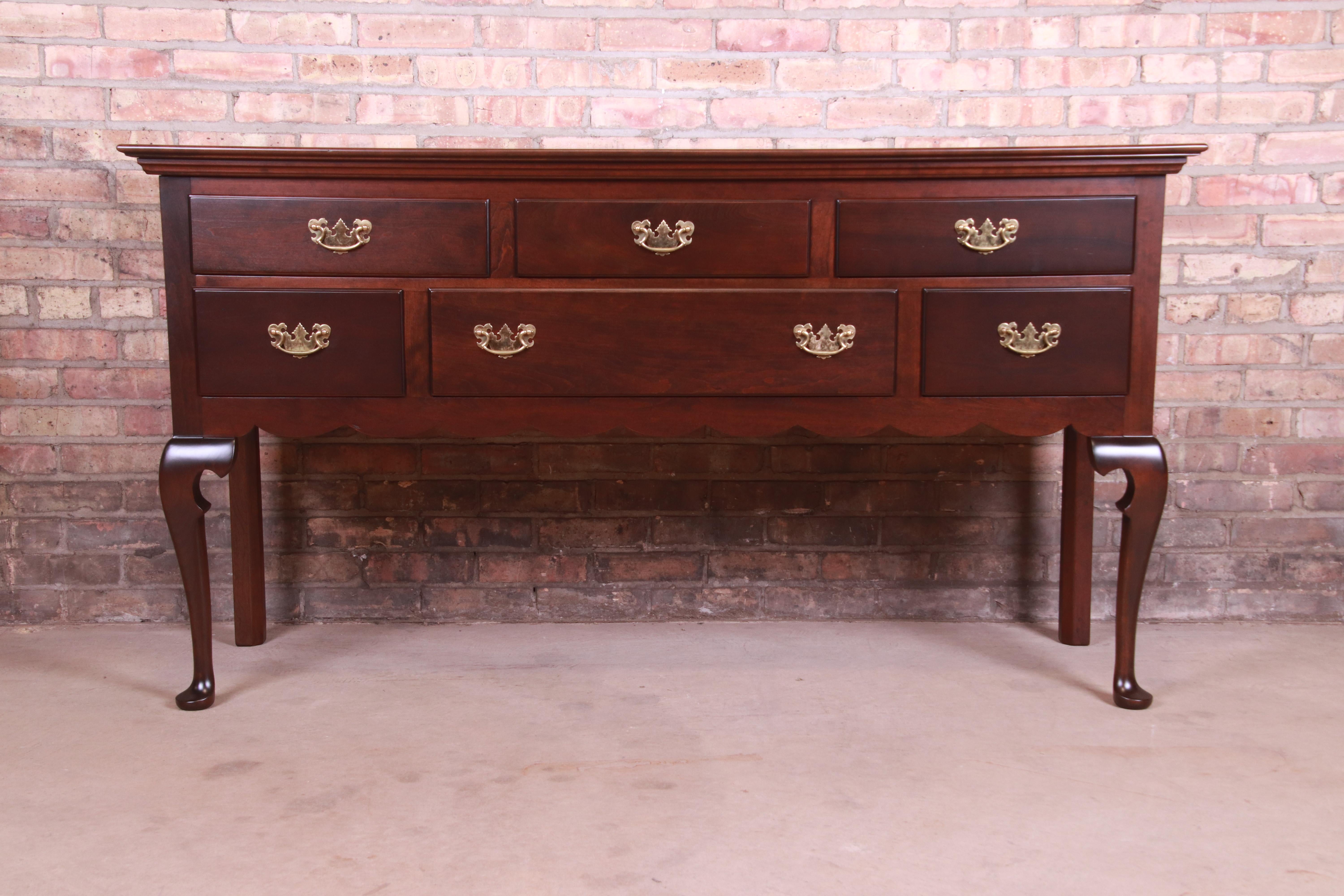 An exceptional Queen Anne style sideboard or credenza

By L. & J.G. Stickley,

USA, mid-20th century

Solid cherry wood, with original brass hardware.

Measures: 62.75