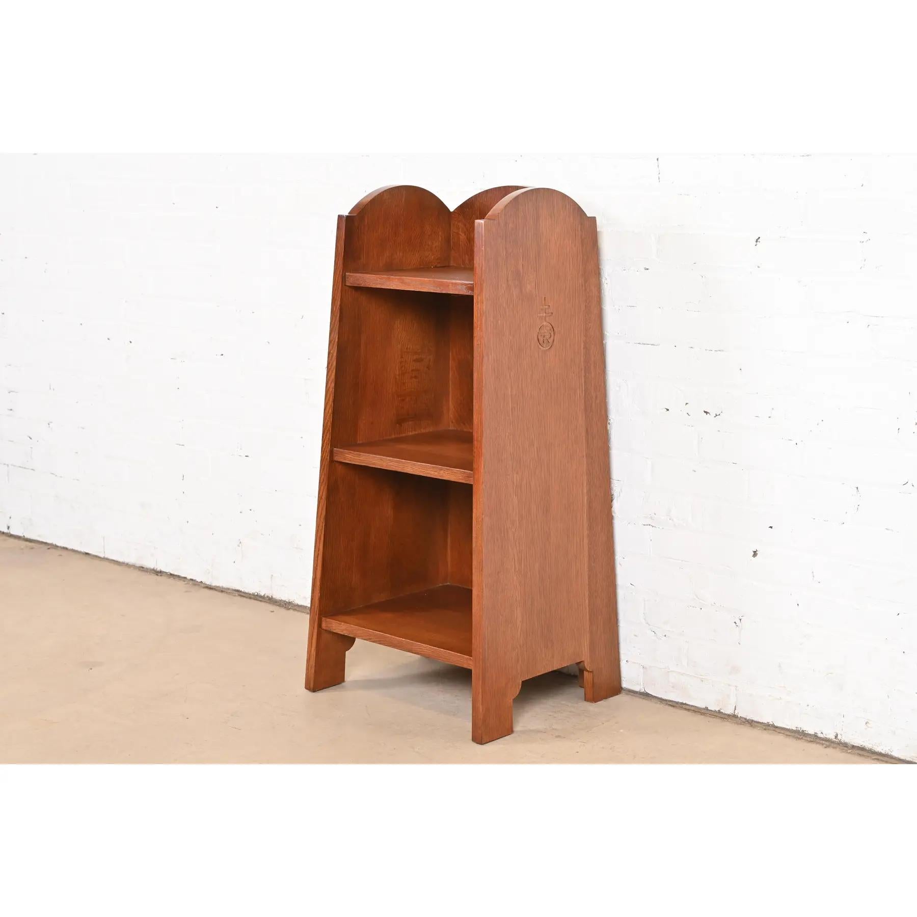 Una excepcional librería o revistero de roble macizo de estilo Mission o Arts & Crafts

Diseñado por Roycroft y producido por Stickley

EEUU, 2007

Medidas: 18