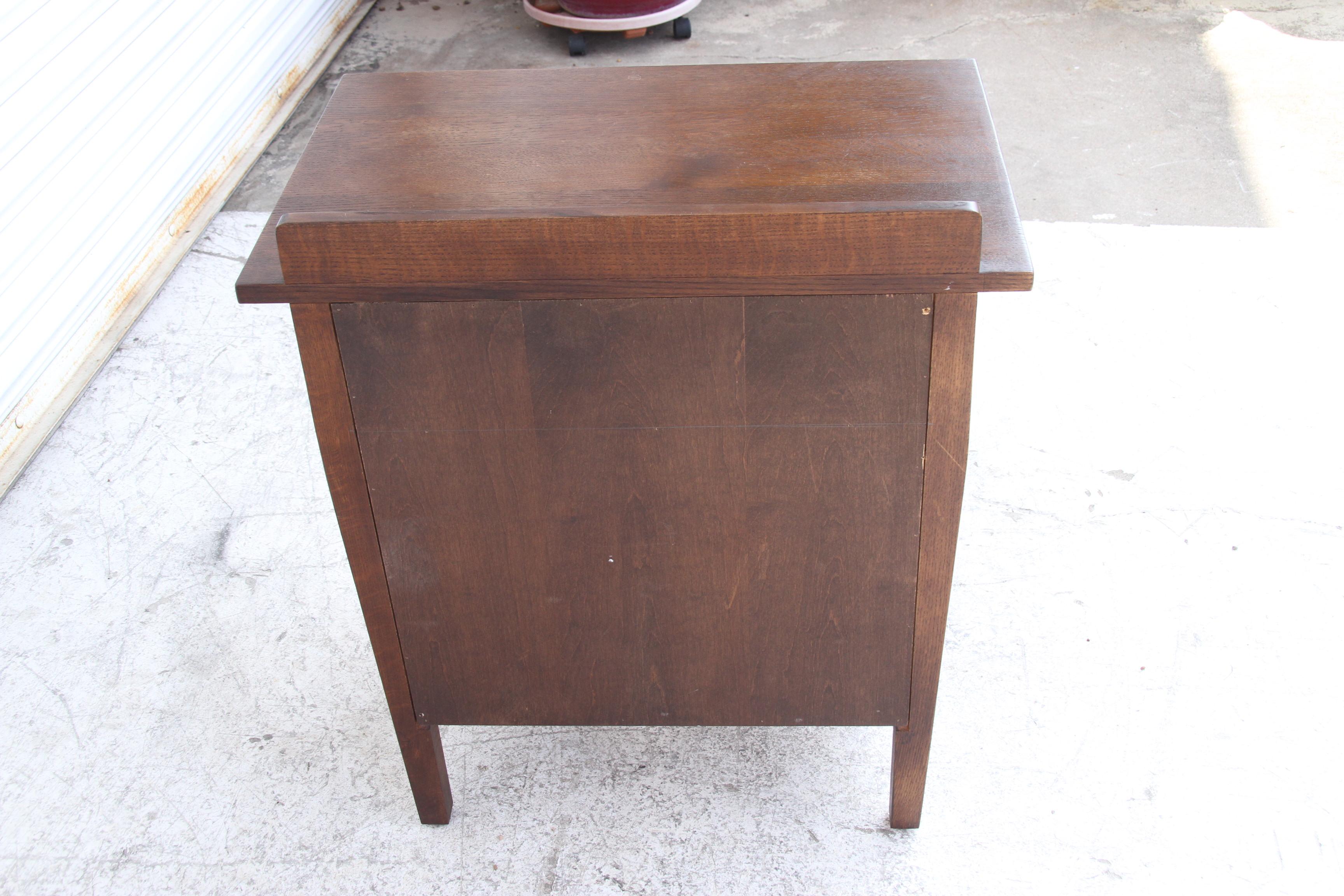 Questo comodino è stato realizzato dai fratelli Stickley. È realizzato in legno di ciliegio ed è postumo al periodo dell'arte e dell'artigianato. La qualità è un dato di fatto quando si tratta di mobili Stickley. 

È una bella aggiunta a qualsiasi