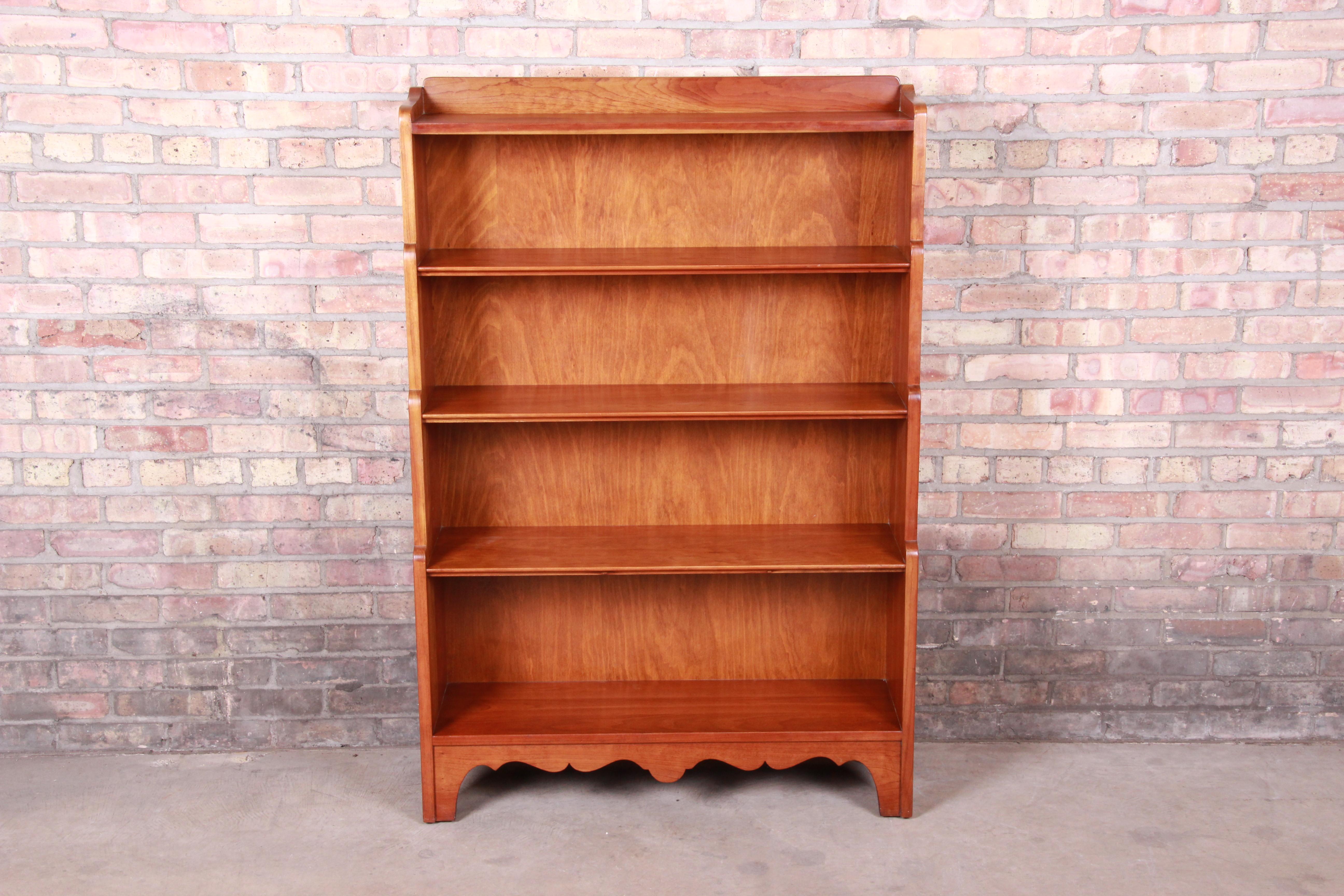 An exceptional midcentury solid cherry bookcase

By Leopold Stickley for Stickley Manufacturing Co.

USA, 1960

Measures: 36.25
