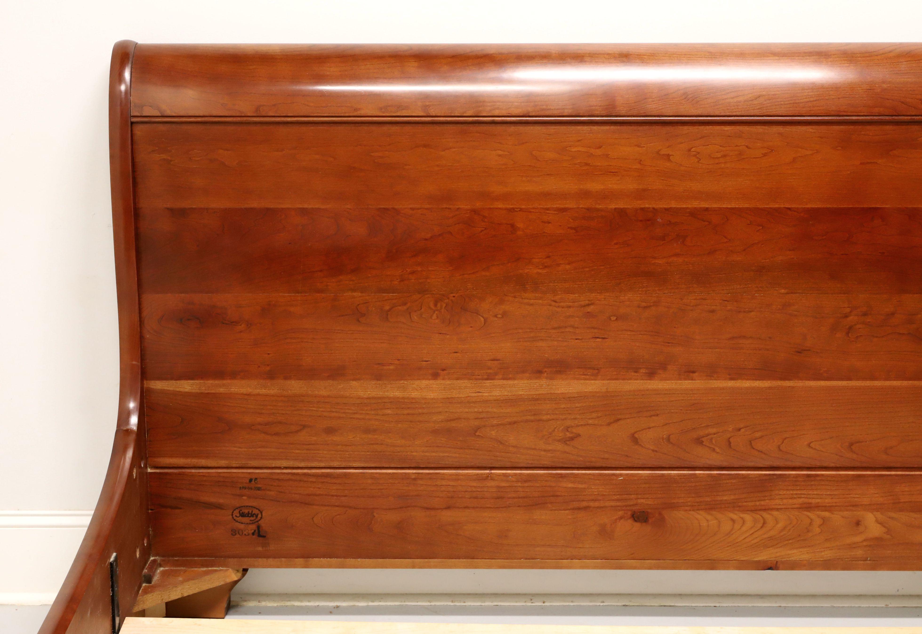 STICKLEY Massiv Kirschbaumholz Empire-Stil King Size Schlittenbett (21. Jahrhundert und zeitgenössisch)
