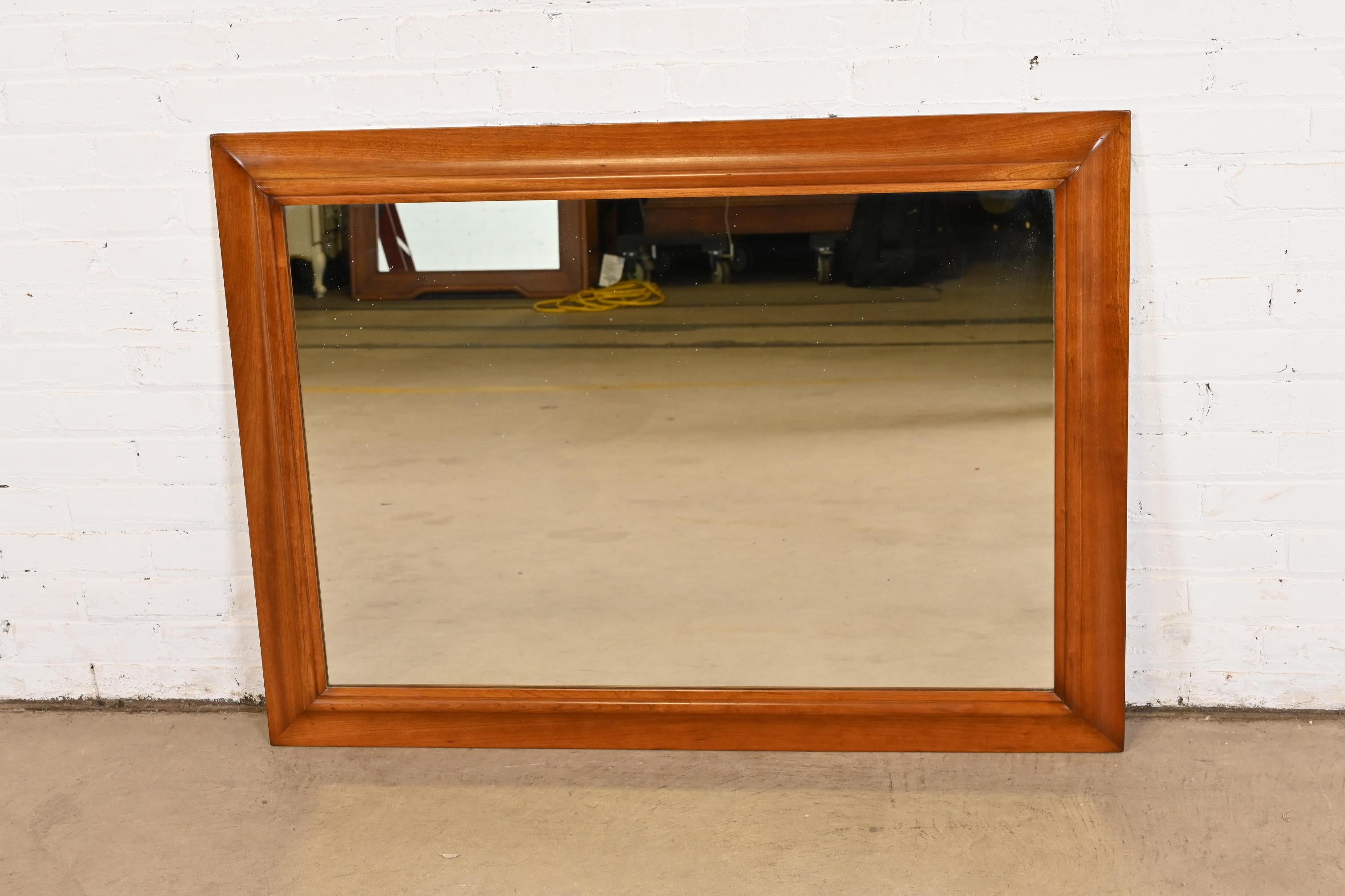 A gorgeous Early American style solid cherry wood framed wall mirror

By L. & J.G. Stickley, Inc.

USA, 1956

Measures: 44.25