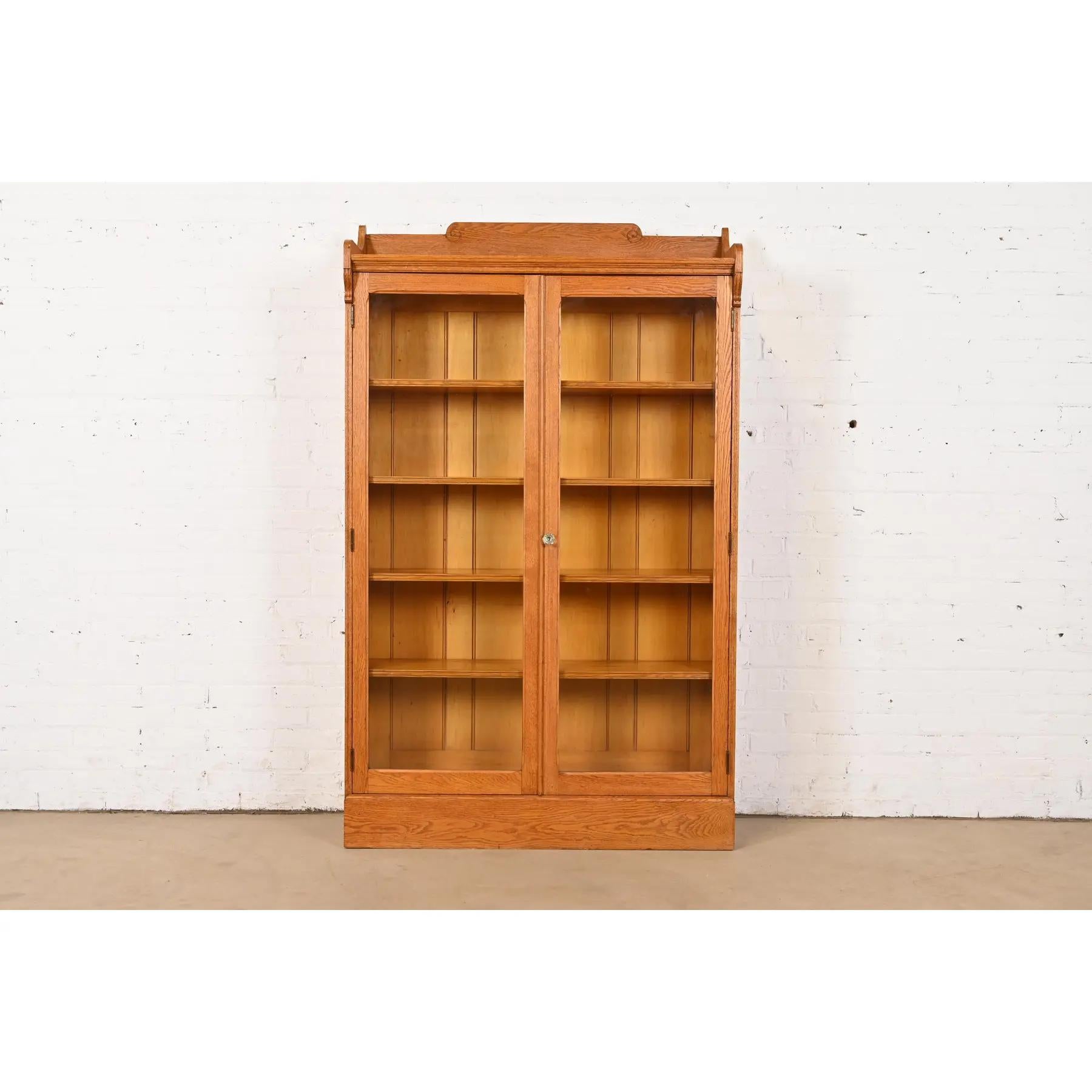 A beautiful antique Late Victorian or Arts & Crafts style bookcase cabinet

In the manner of Stickley

USA, Circa 1900

Solid oak, with glass front doors. Shelves are adjustable.

Measures: 44