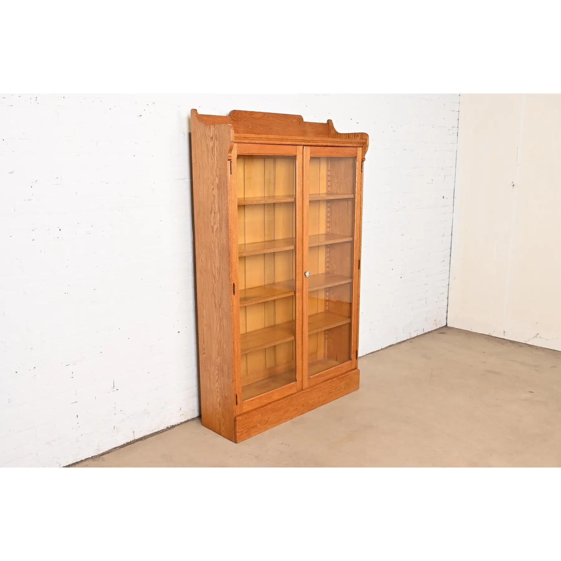 Stickley Style Antique Arts and Crafts Oak Bookcase Cabinet, Circa 1900 In Good Condition For Sale In South Bend, IN