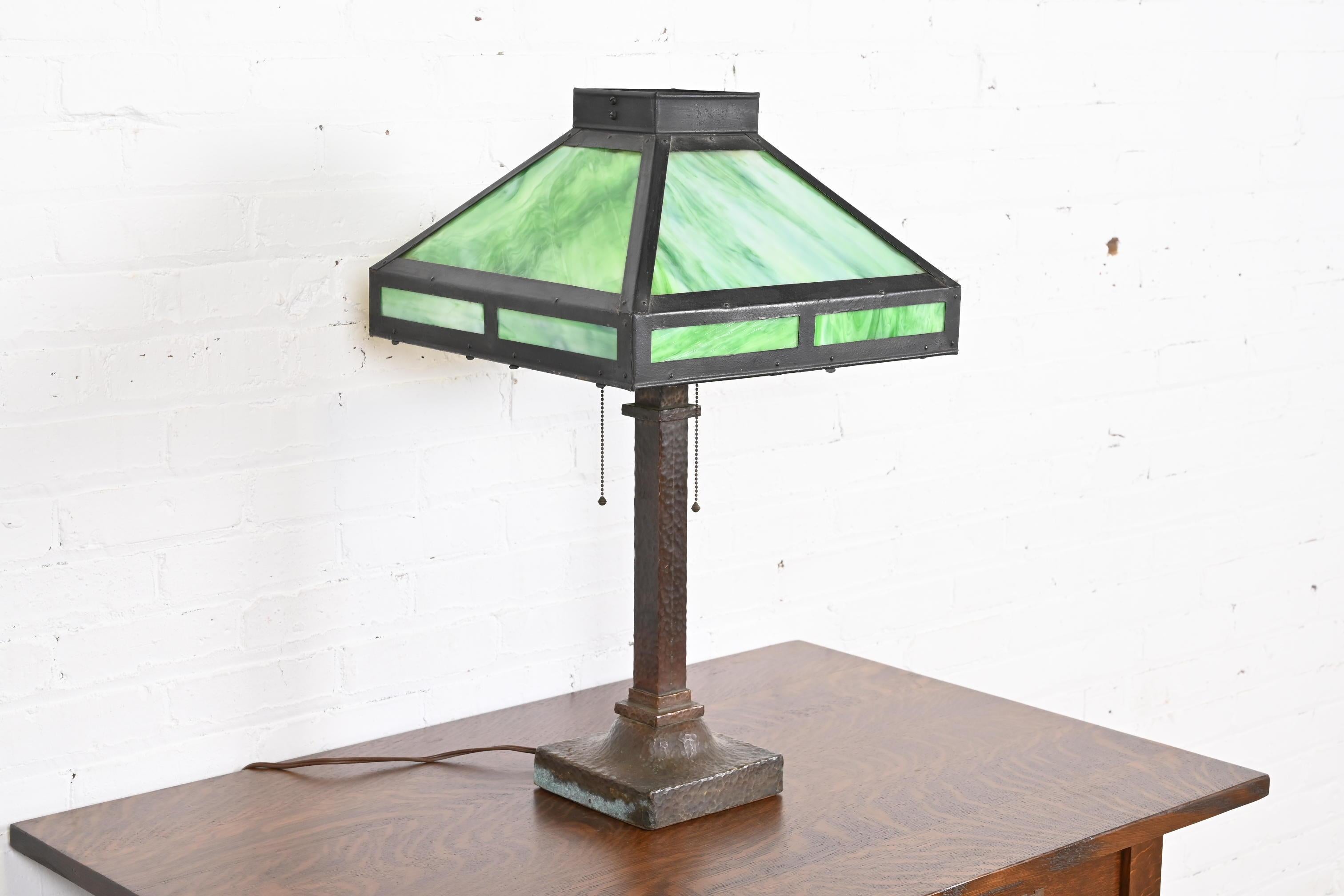 Stickley Style Antique Mission Arts & Crafts Hammered Copper Table Lamp In Good Condition In South Bend, IN