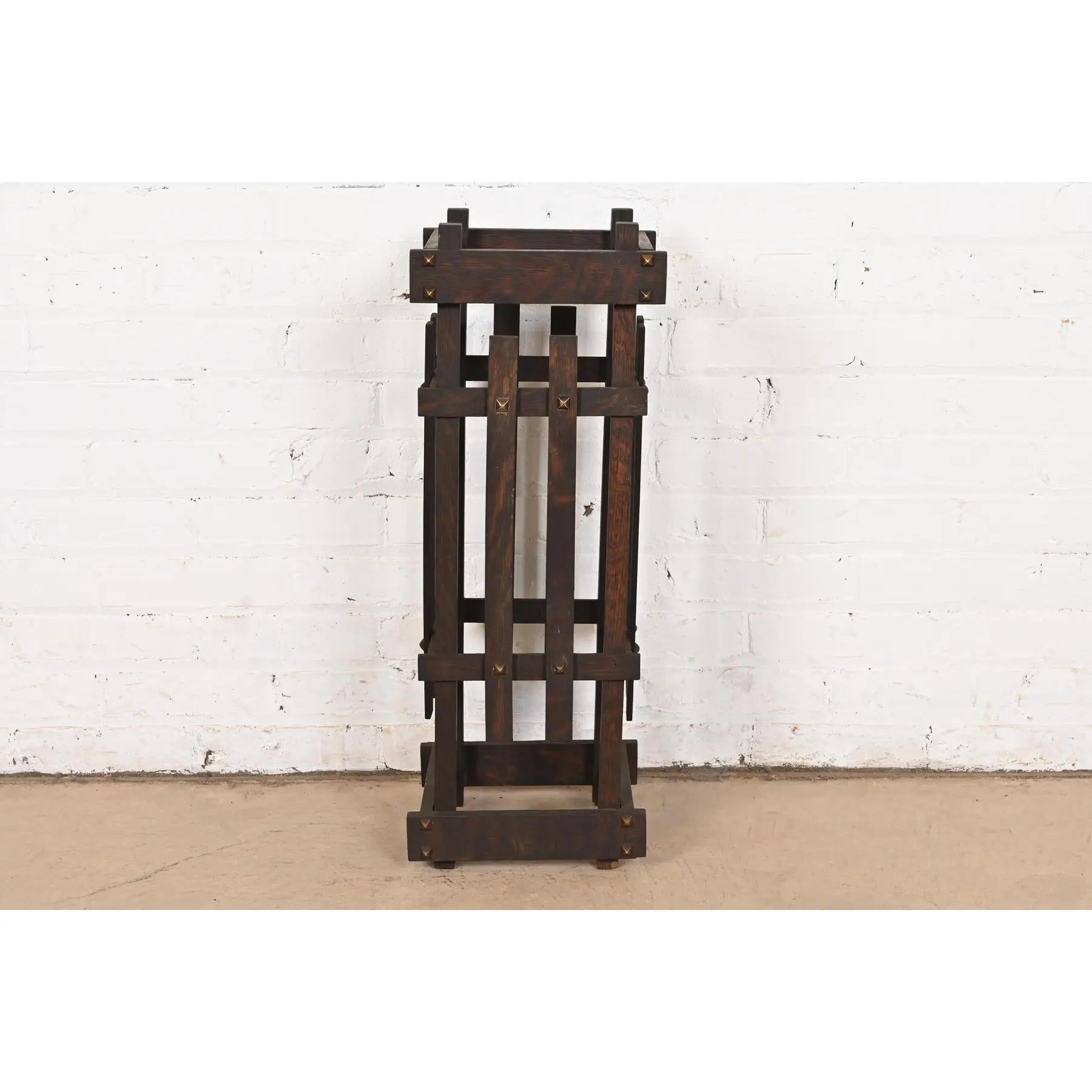 An exceptional antique Mission or Arts & Crafts oak umbrella stand

In the manner of Stickley

USA, Circa 1900

Measures: 9.75