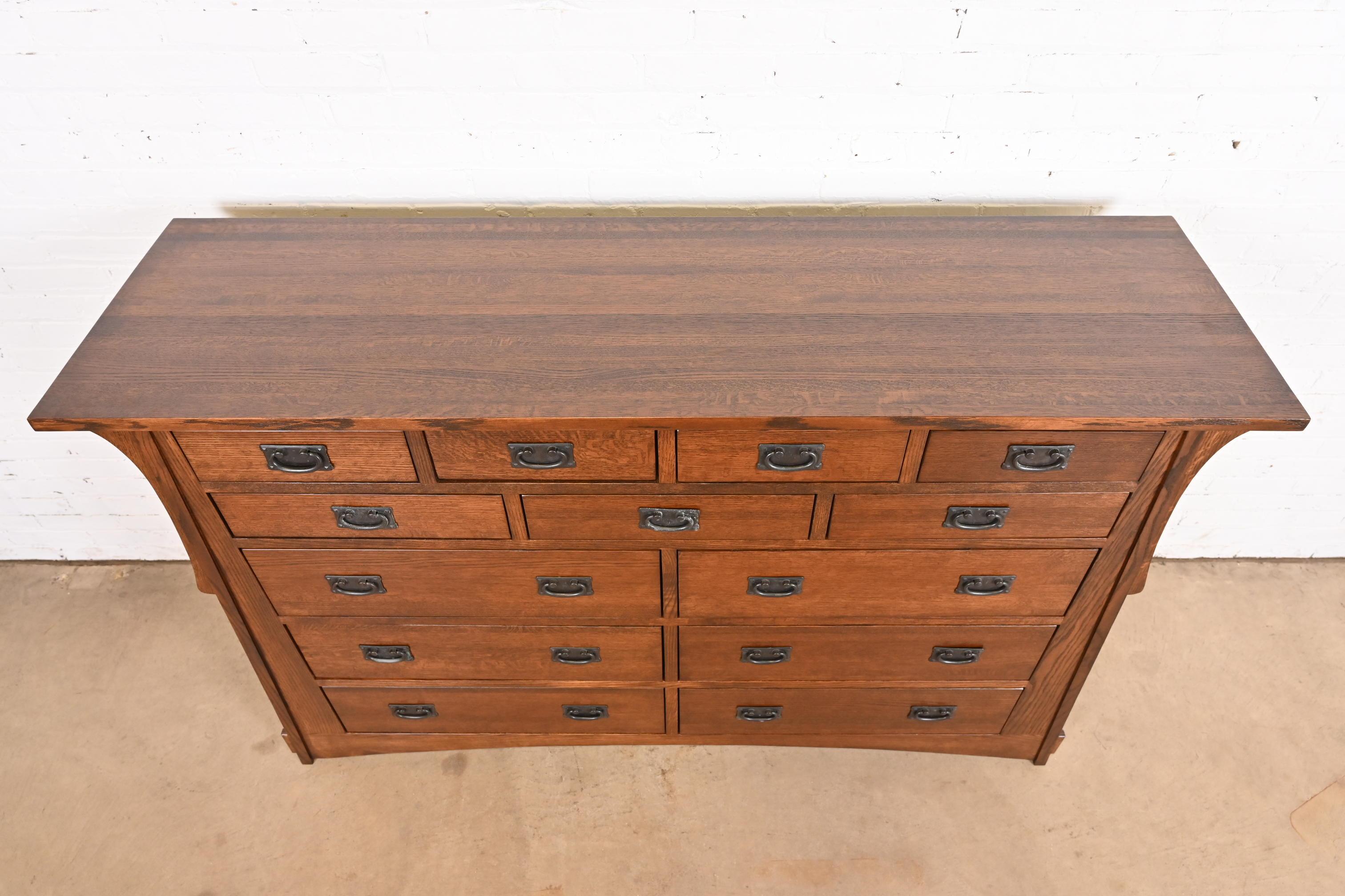 Cassettiera a tredici cassetti in Oak, stile Stickley Arts & Crafts, appena rifinita in vendita 3