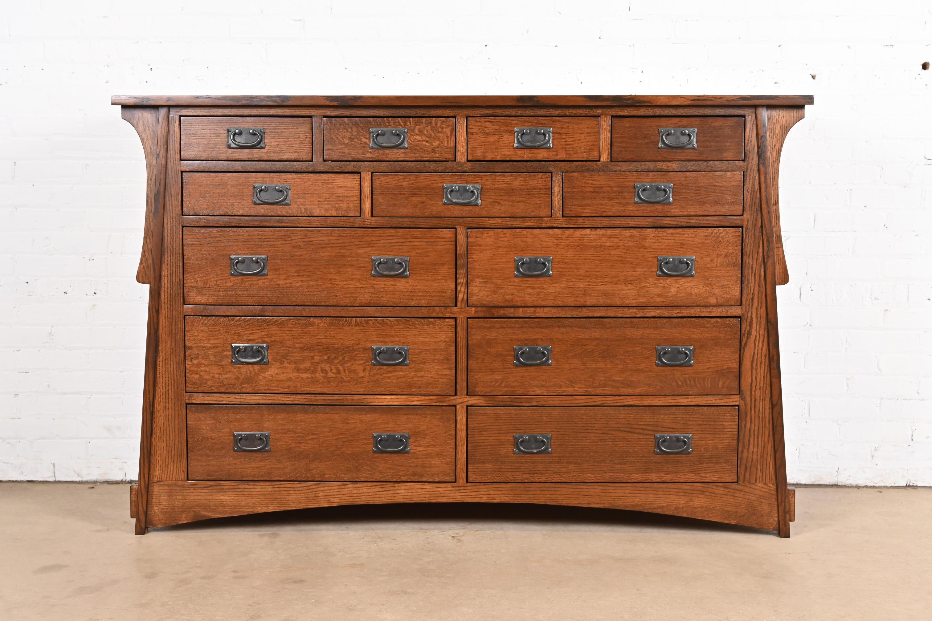 Un eccezionale comò o cassettiera a tredici cassetti in stile Mission o Arts & Crafts

Alla maniera di Harvey Ellis per Gustav Stickley

Da Arts & Crafts Industries

Stati Uniti, fine del XX secolo

Rovere massiccio segato a quarto, cassetti