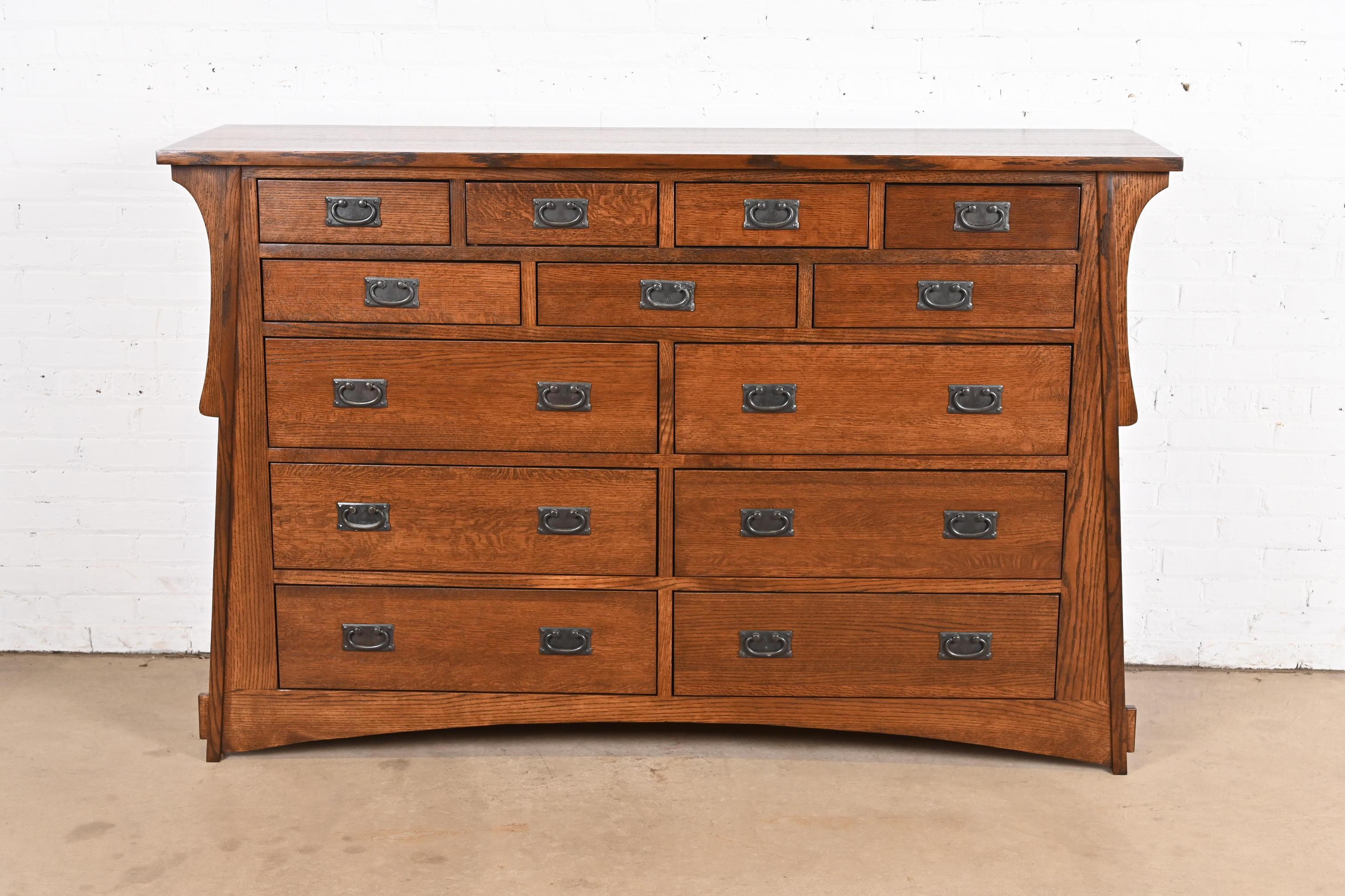 Arts and Crafts Cassettiera a tredici cassetti in Oak, stile Stickley Arts & Crafts, appena rifinita in vendita