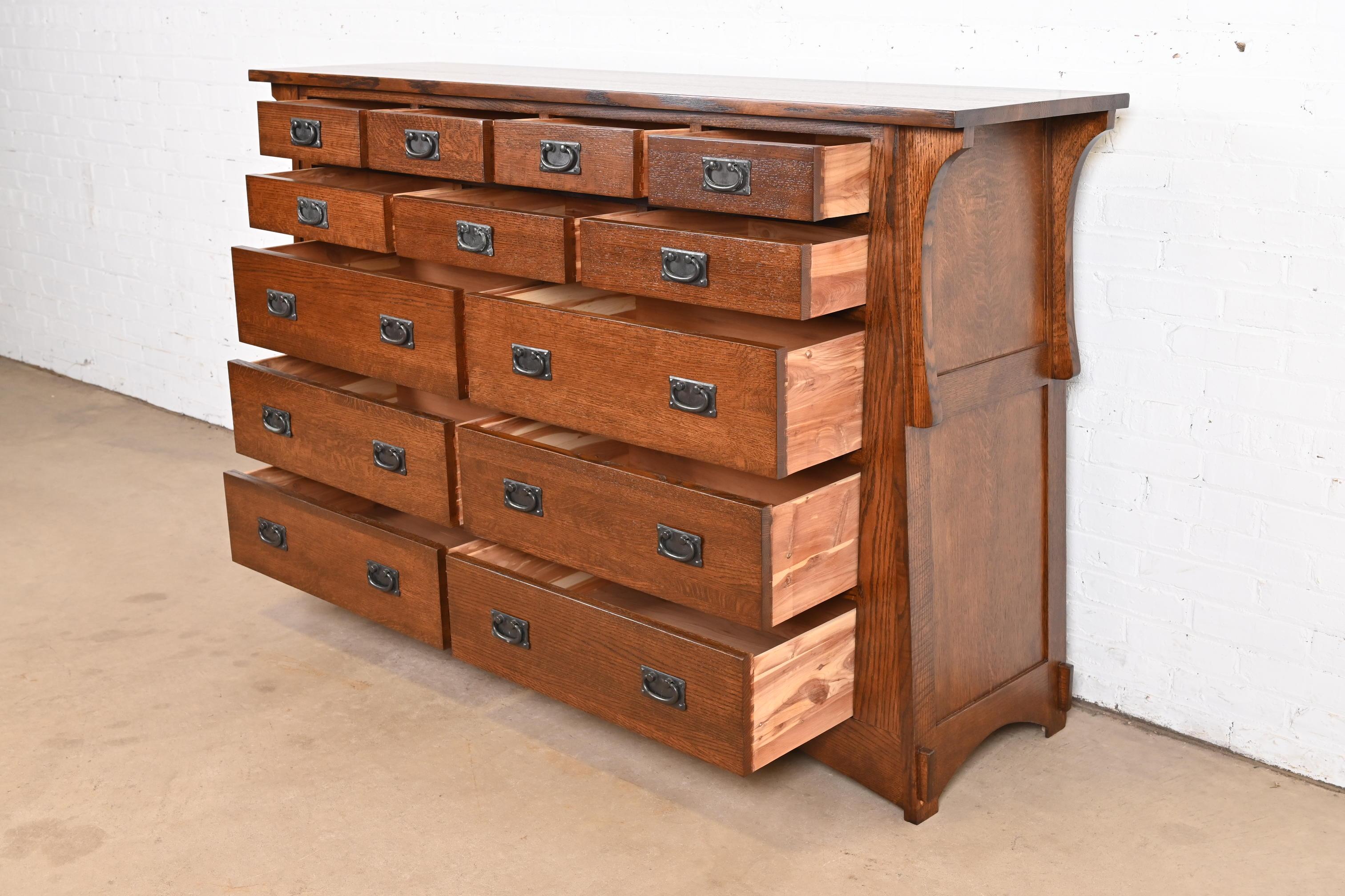 XX secolo Cassettiera a tredici cassetti in Oak, stile Stickley Arts & Crafts, appena rifinita in vendita