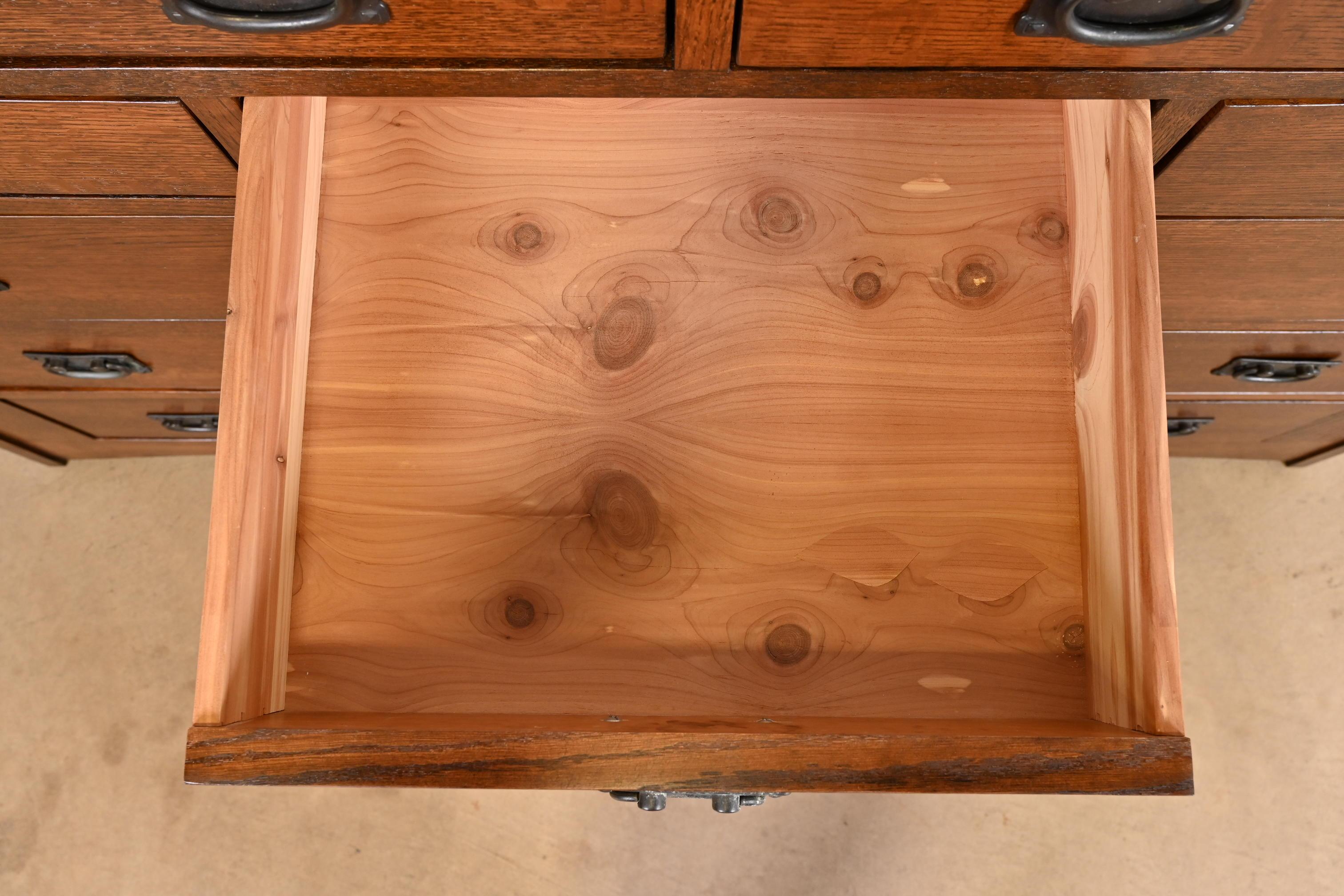 Rame Cassettiera a tredici cassetti in Oak, stile Stickley Arts & Crafts, appena rifinita in vendita