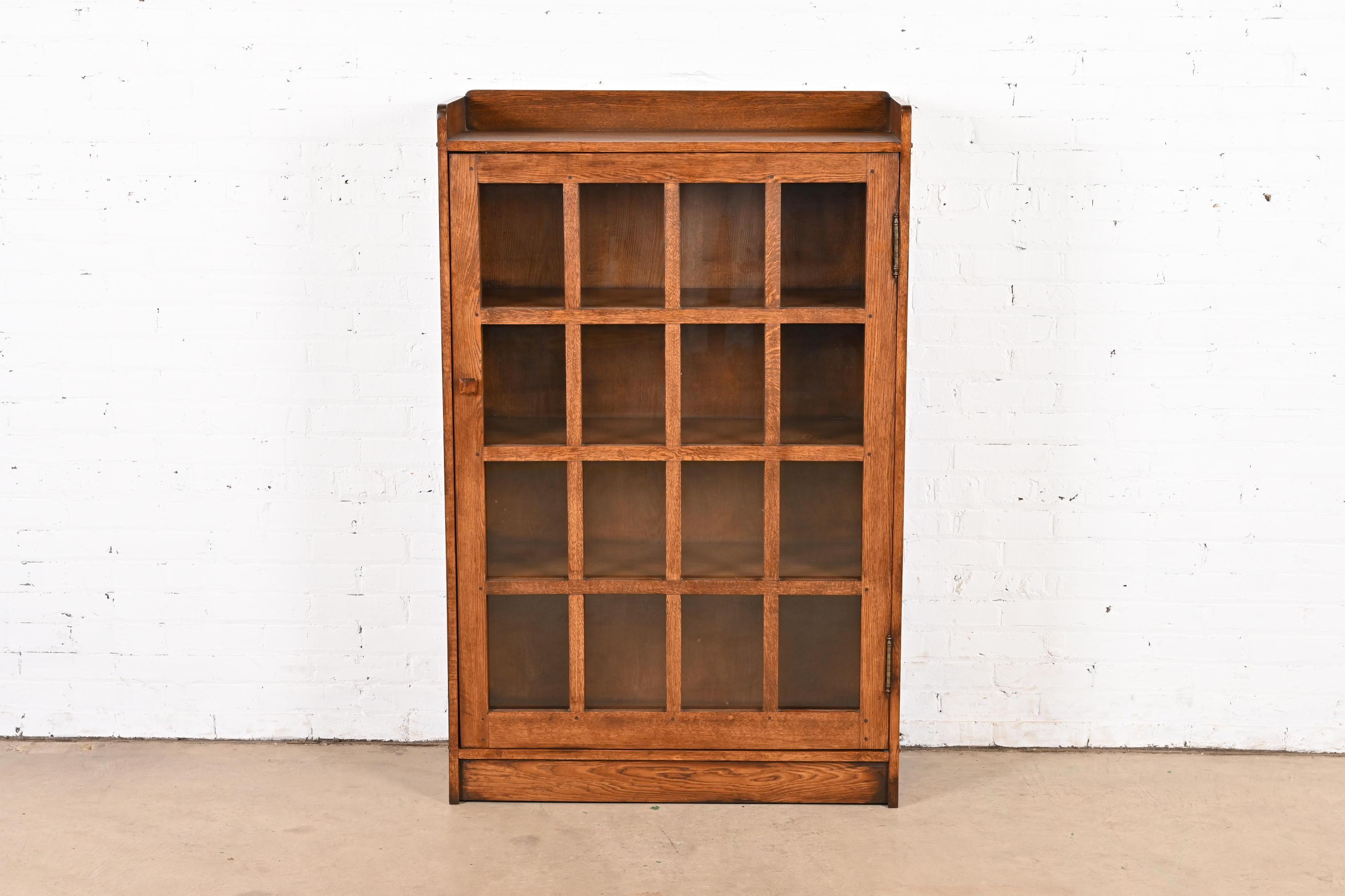 Un hermoso mueble librería de estilo Mission o Arts & Crafts

Al estilo de Gustav Stickley

EEUU, circa finales del siglo XX

De roble macizo, con puertas delanteras de cristal ajimezadas.

Medidas: 35,75