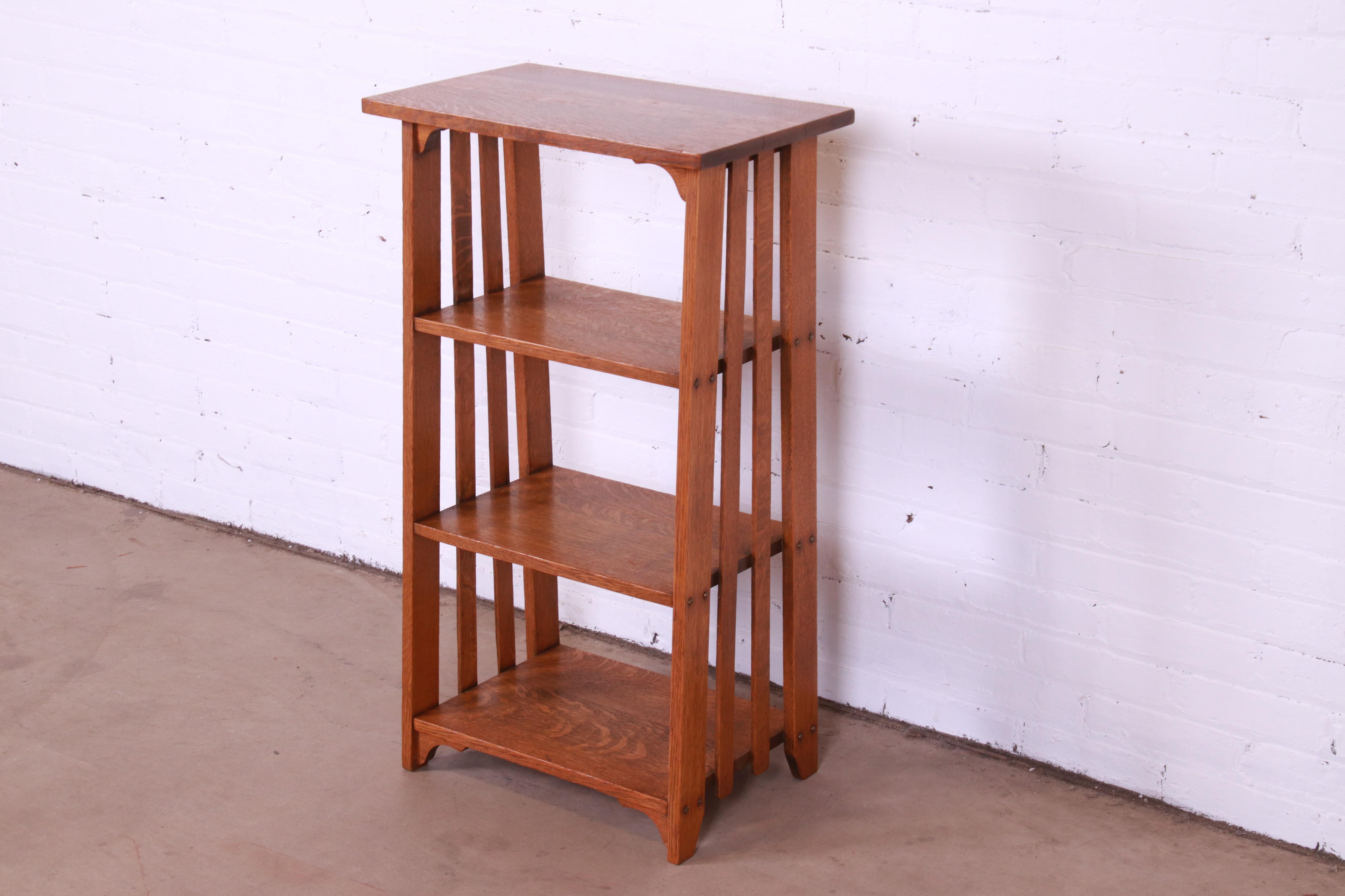 A beautiful antique Arts & Crafts Mission quarter sawn oak bookcase

Recently procured from Frank Lloyd Wright's DeRhodes House

In the manner of Stickley

USA, Circa 1900

Measures: 21