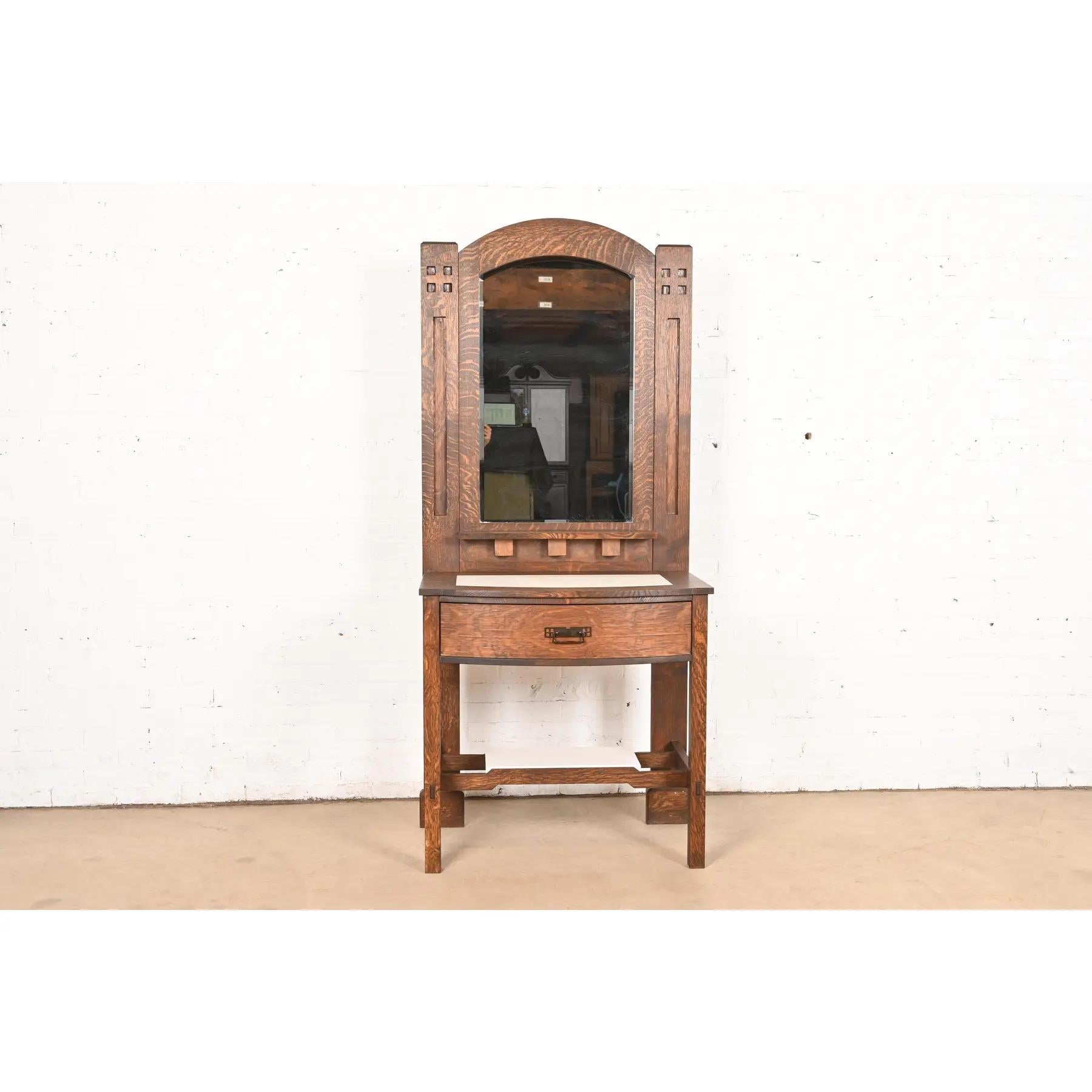 Magnifique table d'entrée ou coiffeuse avec miroir de style Mission ou Arts & Crafts

À la manière de Stickley

USA, Circa Late 20th Century

Magnifique chêne scié sur quartier, avec insertion de marbre blanc, miroir biseauté et quincaillerie en