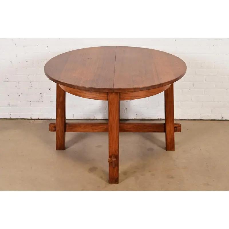 Exceptionnelle table de salle à manger à rallonge en chêne scié sur quartier, de style Mission ou Arts & Crafts.

À la manière de Gustav Stickley 

USA, Circa Late 20th Century

Dimensions : 42,75 