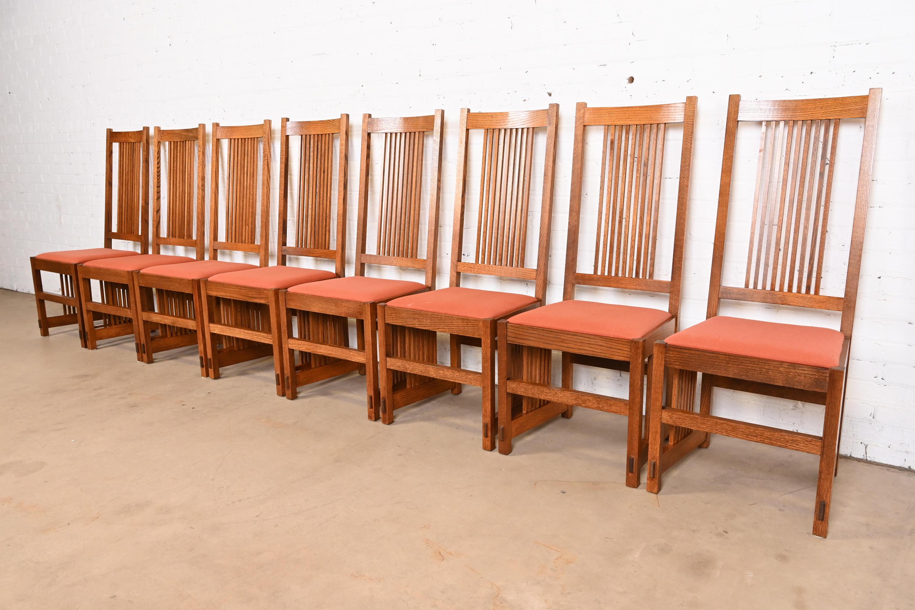 Excepcional juego de ocho sillas de comedor de husillo y respaldo alto de estilo Mission o Arts & Crafts

A la manera de L. y J.G. Stickley

EE.UU., finales del siglo XX

Armazones de roble macizo aserrado en cuarto, con asientos