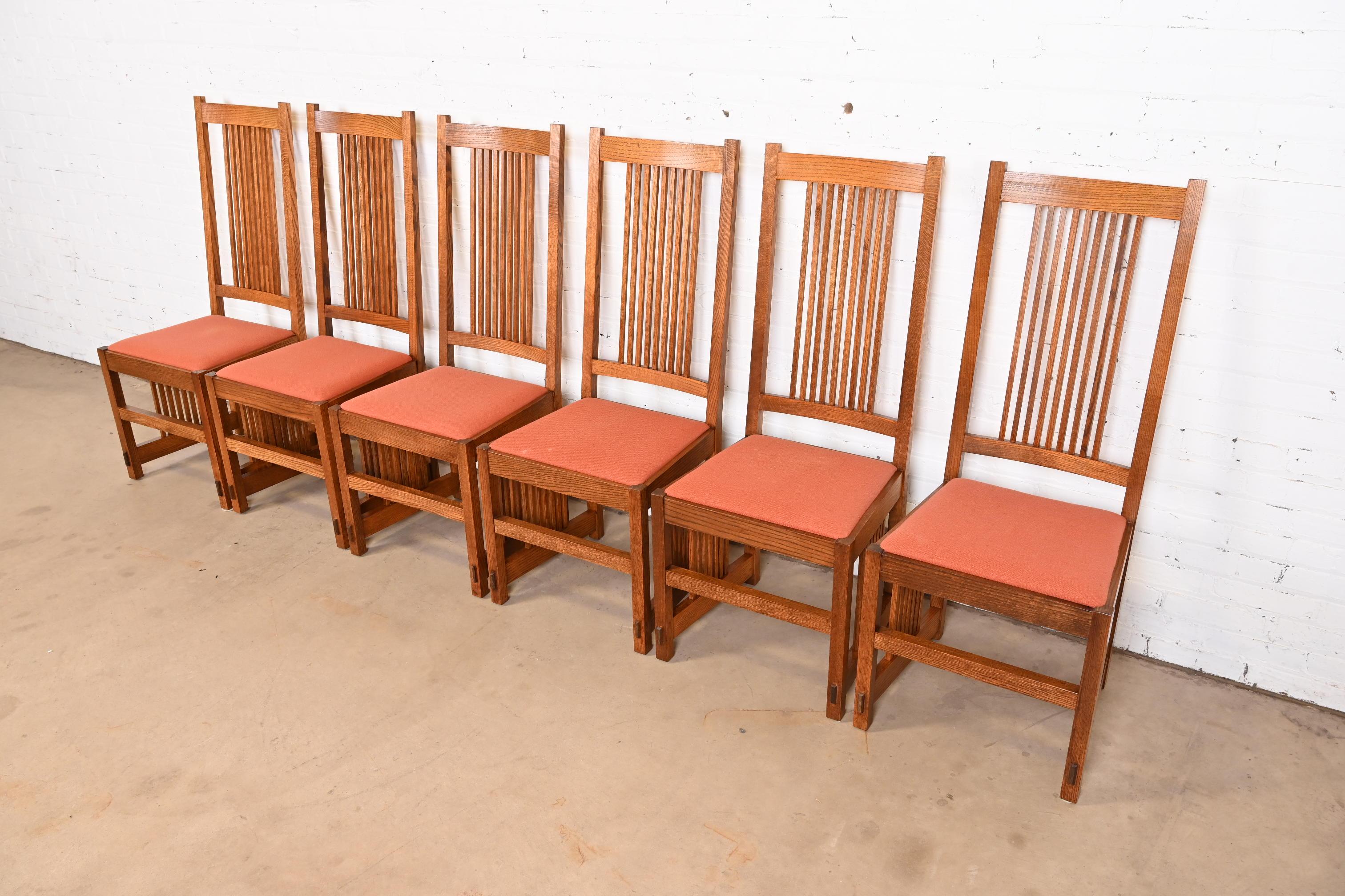 Exceptionnel ensemble de six chaises de salle à manger à haut dossier en fuseau de style Mission ou Arts & Crafts

À la manière de L. & J.G. Stickley

États-Unis, fin du 20e siècle

Châssis en chêne massif scié sur quartier, avec sièges