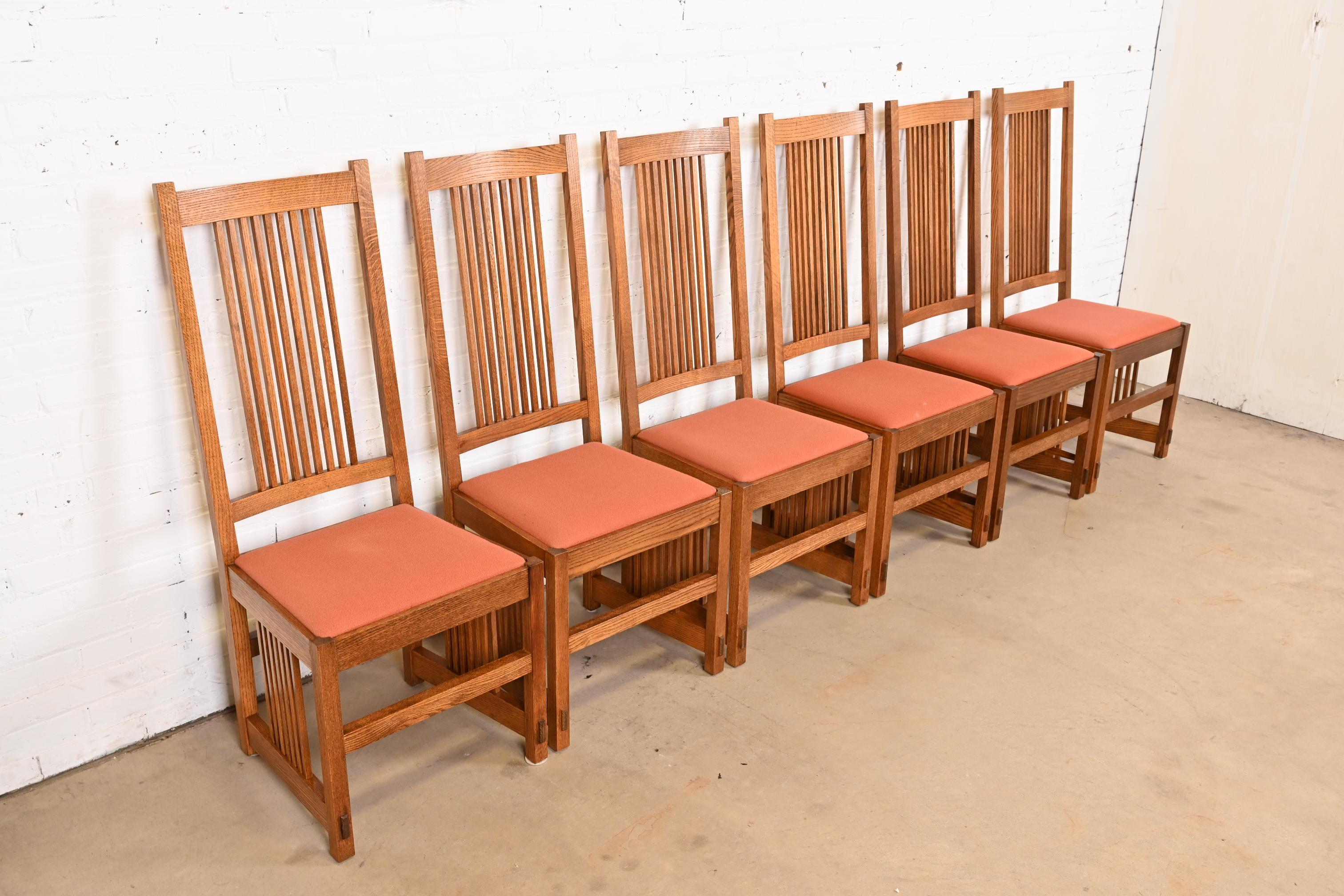 Sillas de Comedor de Husillo Alto Estilo Stickley Mission Oak Arts & Crafts en Bueno Estado en South Bend, IN