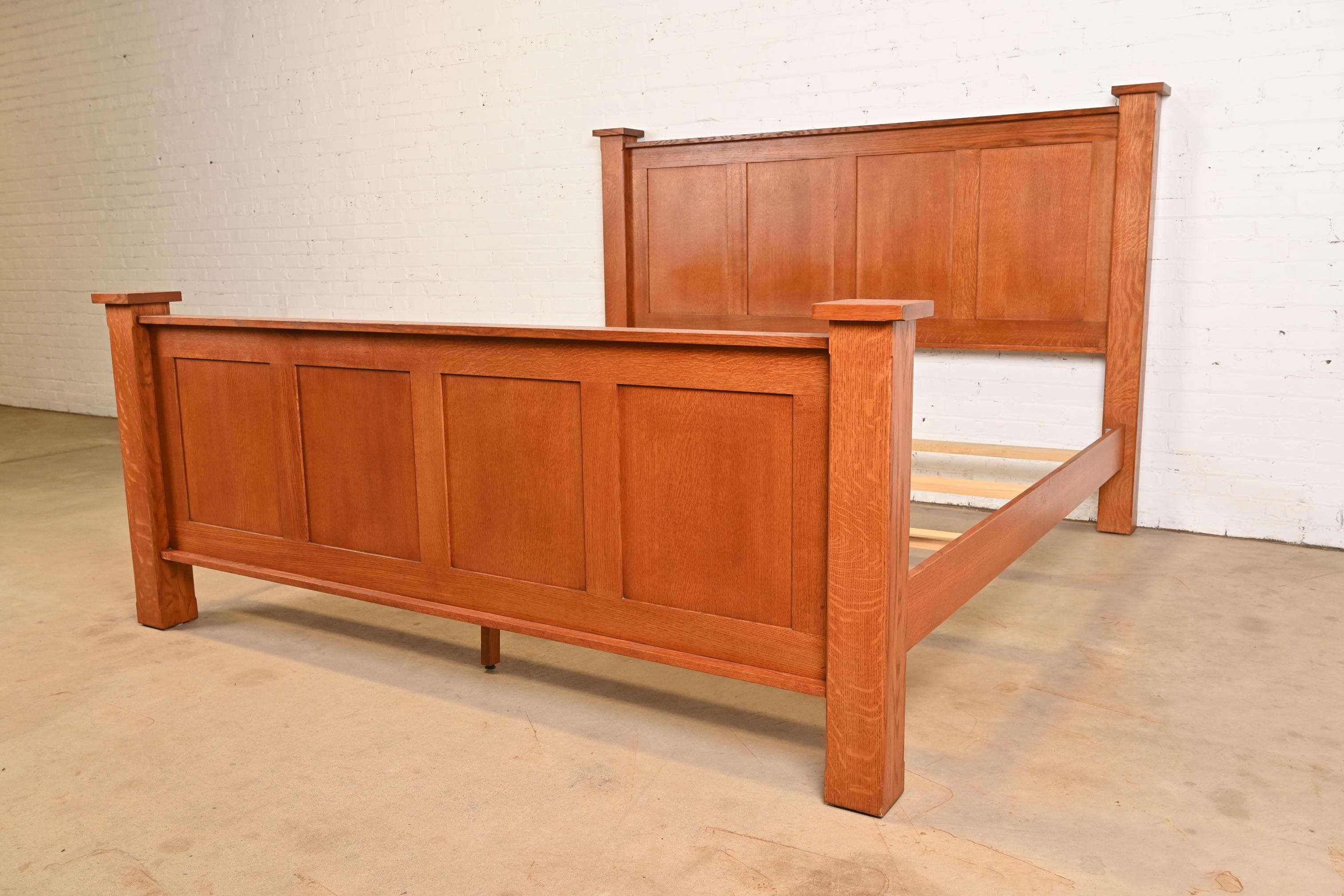 Un exceptionnel cadre de lit king size en chêne de style Mission ou Arts & Crafts fabriqué par les Amish.

À la manière de L. & J.G. Stickley

USA, Circa Late 20th Century

Dimensions : 84 
