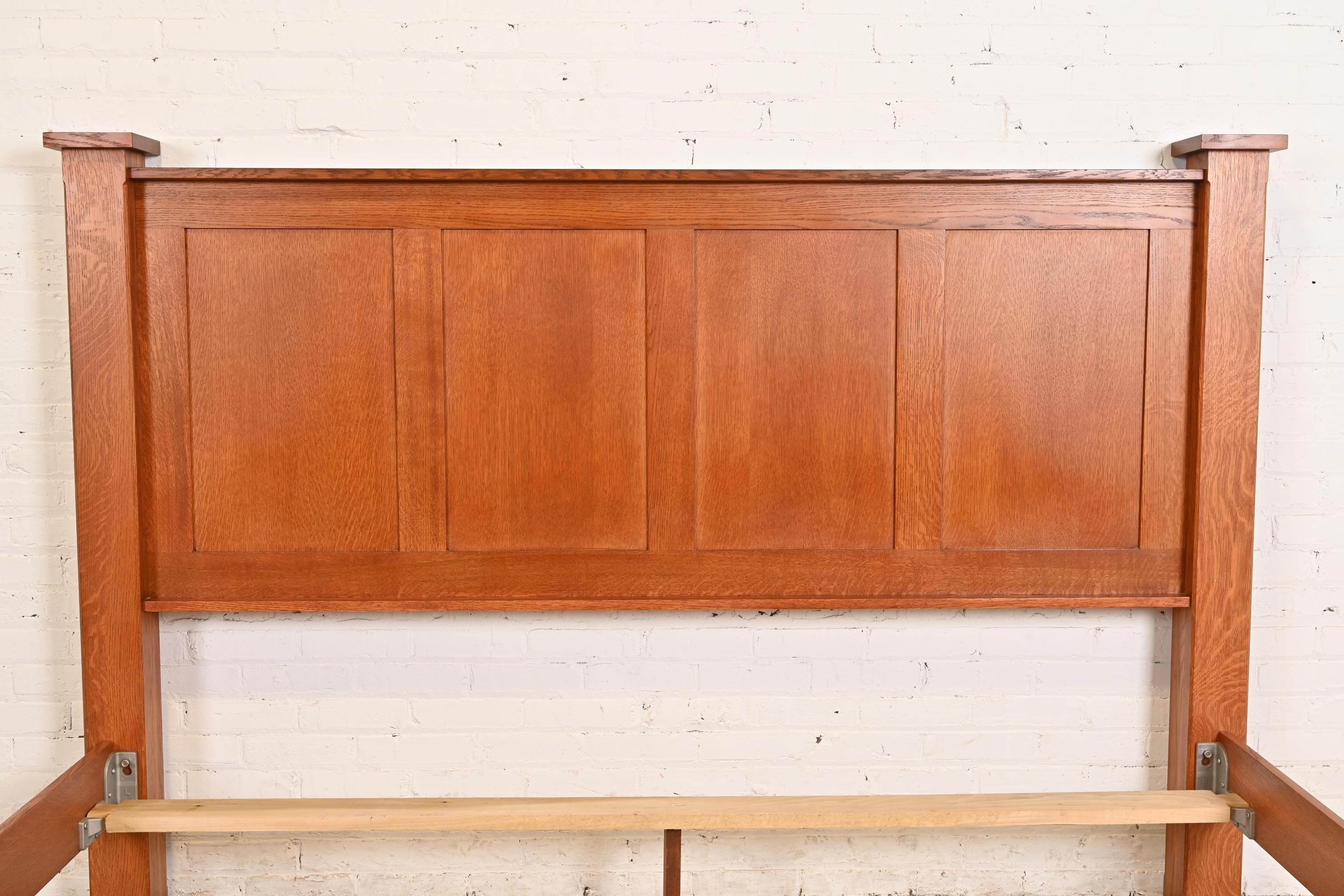 Chêne Lit King Size Mission Oak Arts & Crafts de Stickley Style en vente
