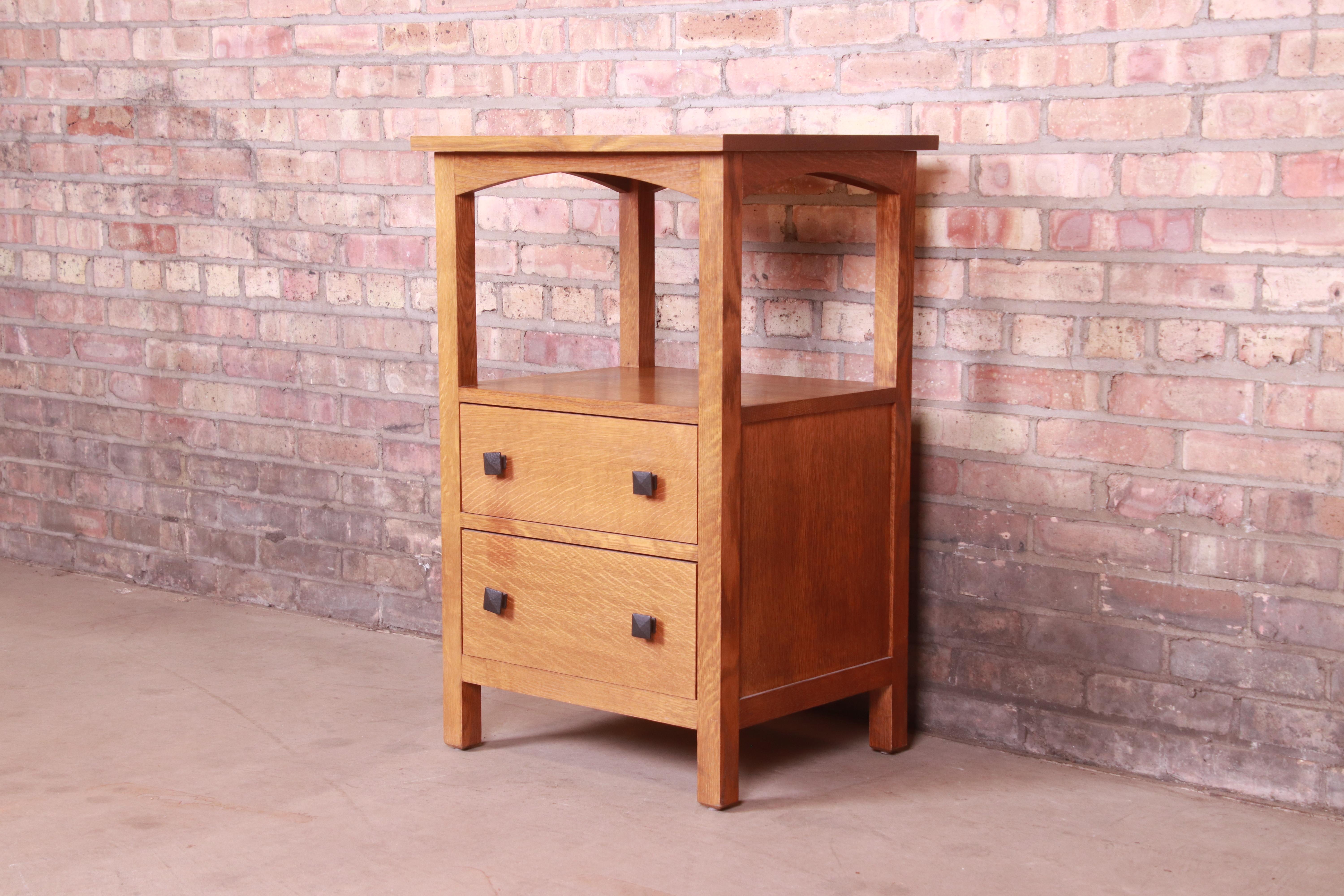 A nice mission oak Arts & Crafts nightstand or side table

In the manner of Limbert or Stickley

Circa 1990s

Measures: 21