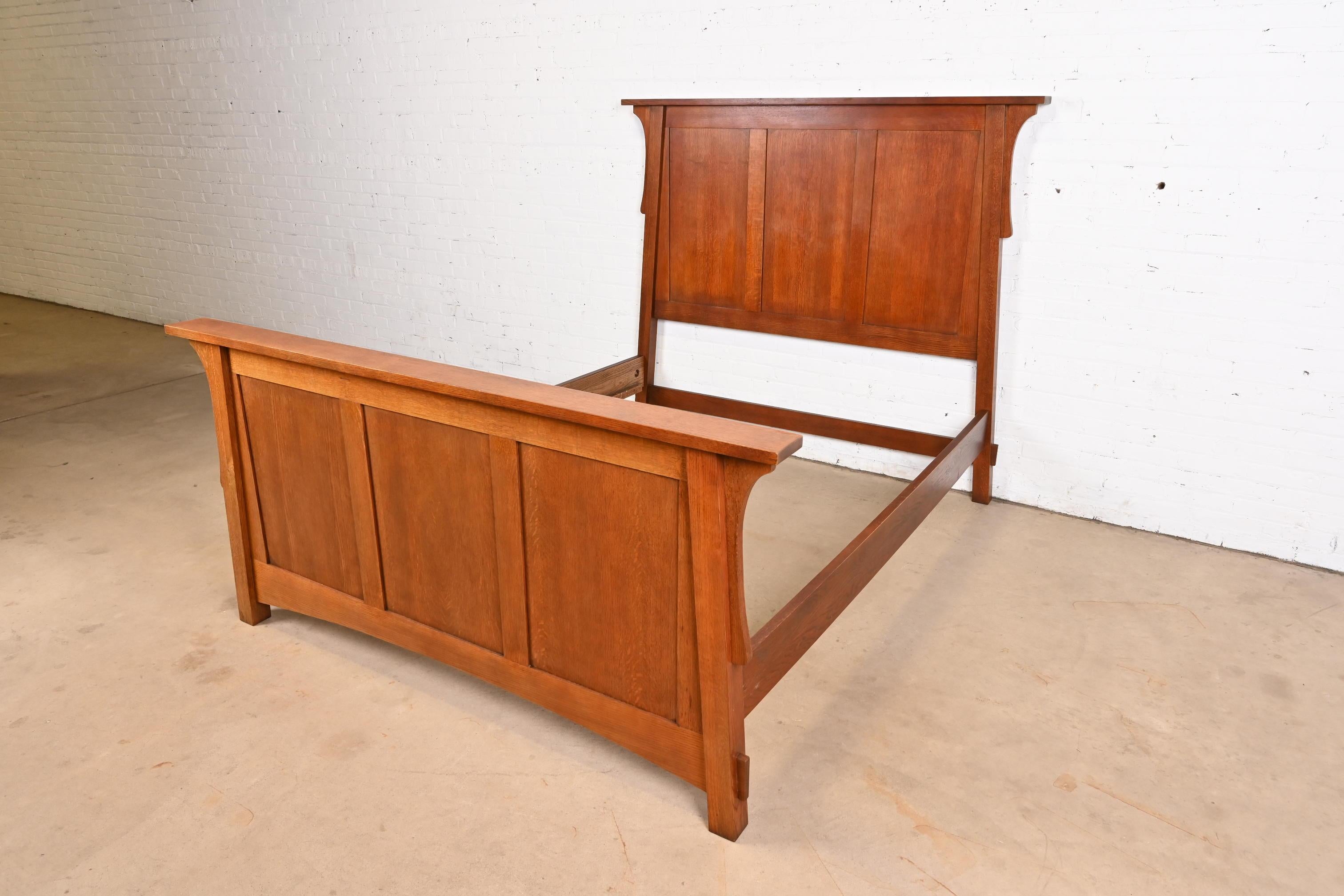 Ein außergewöhnliches Bettgestell aus massiver Eiche im Mission- oder Arts & Crafts-Stil für Damen

In der Art von L. & J.G. Stickley

USA, circa Ende des 20. Jahrhunderts

Maße: 67,75 