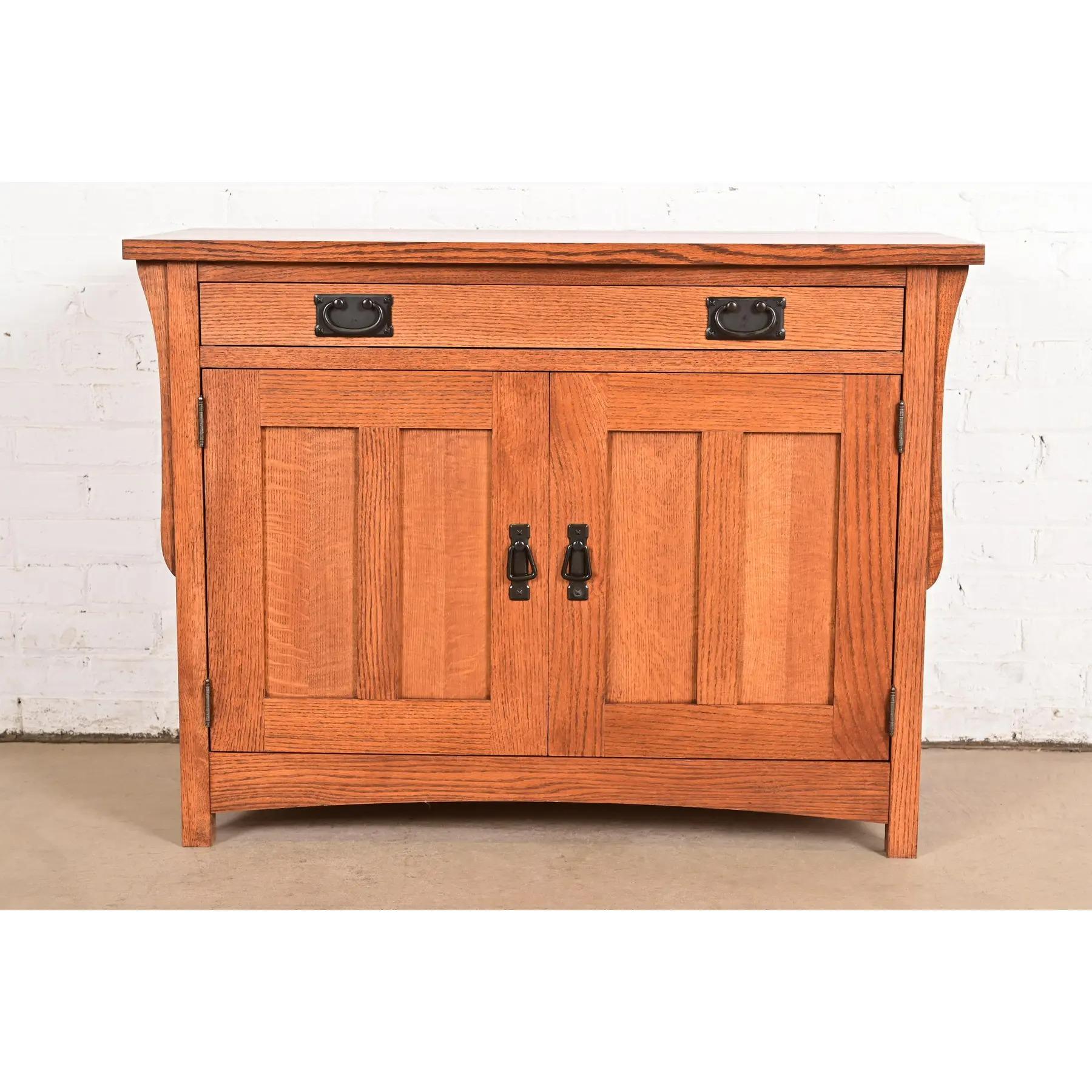 Un magnifique buffet, serveur de buffet ou meuble de bar de style Mission ou Arts & Crafts

À la manière de Stickley

Par Bentwood Furniture, Inc.

USA, Circa Late 20th Century

Magnifique chêne scié sur quartier, avec quincaillerie