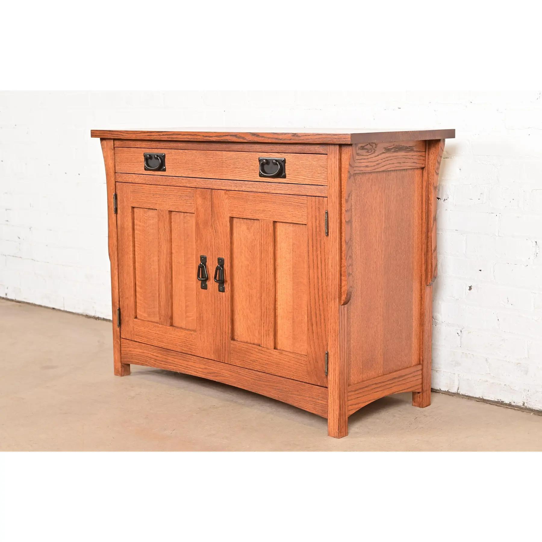 Américain Buffet ou armoire de bar en chêne Arts & Crafts de style Mission Stickley en vente