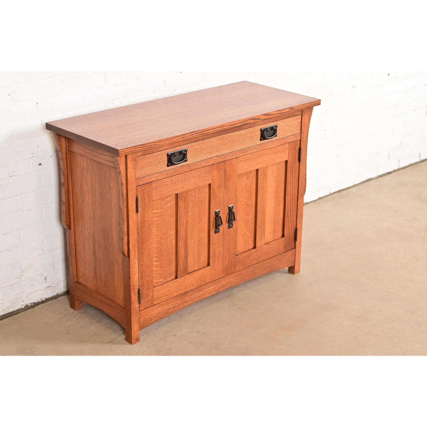 Buffet ou armoire de bar en chêne Arts & Crafts de style Mission Stickley Bon état - En vente à South Bend, IN