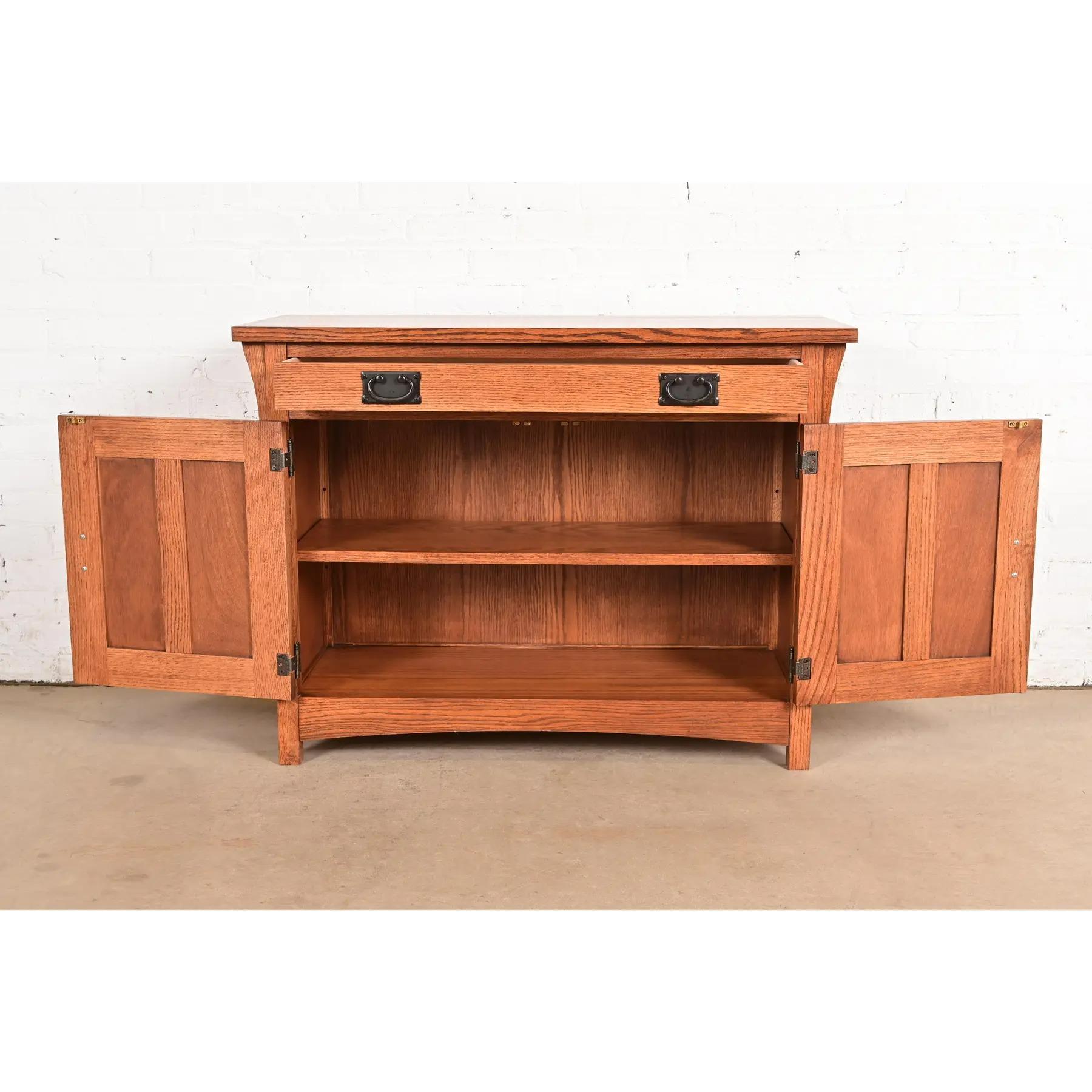 20ième siècle Buffet ou armoire de bar en chêne Arts & Crafts de style Mission Stickley en vente
