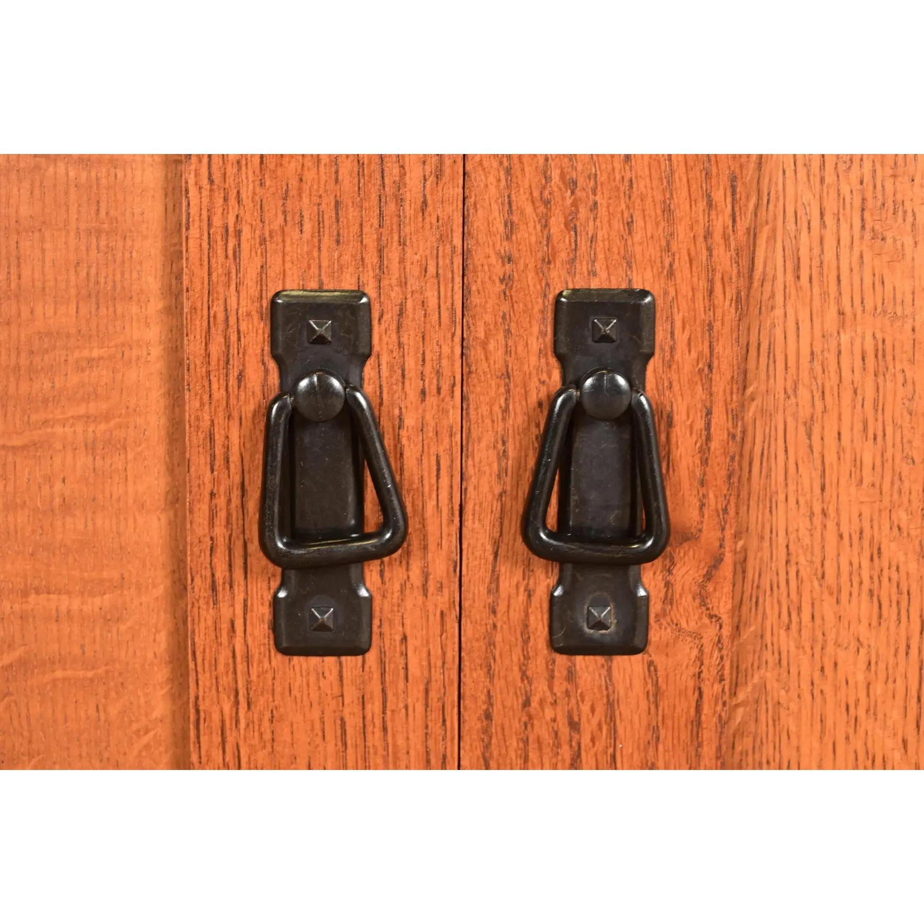 Buffet ou armoire de bar en chêne Arts & Crafts de style Mission Stickley en vente 2