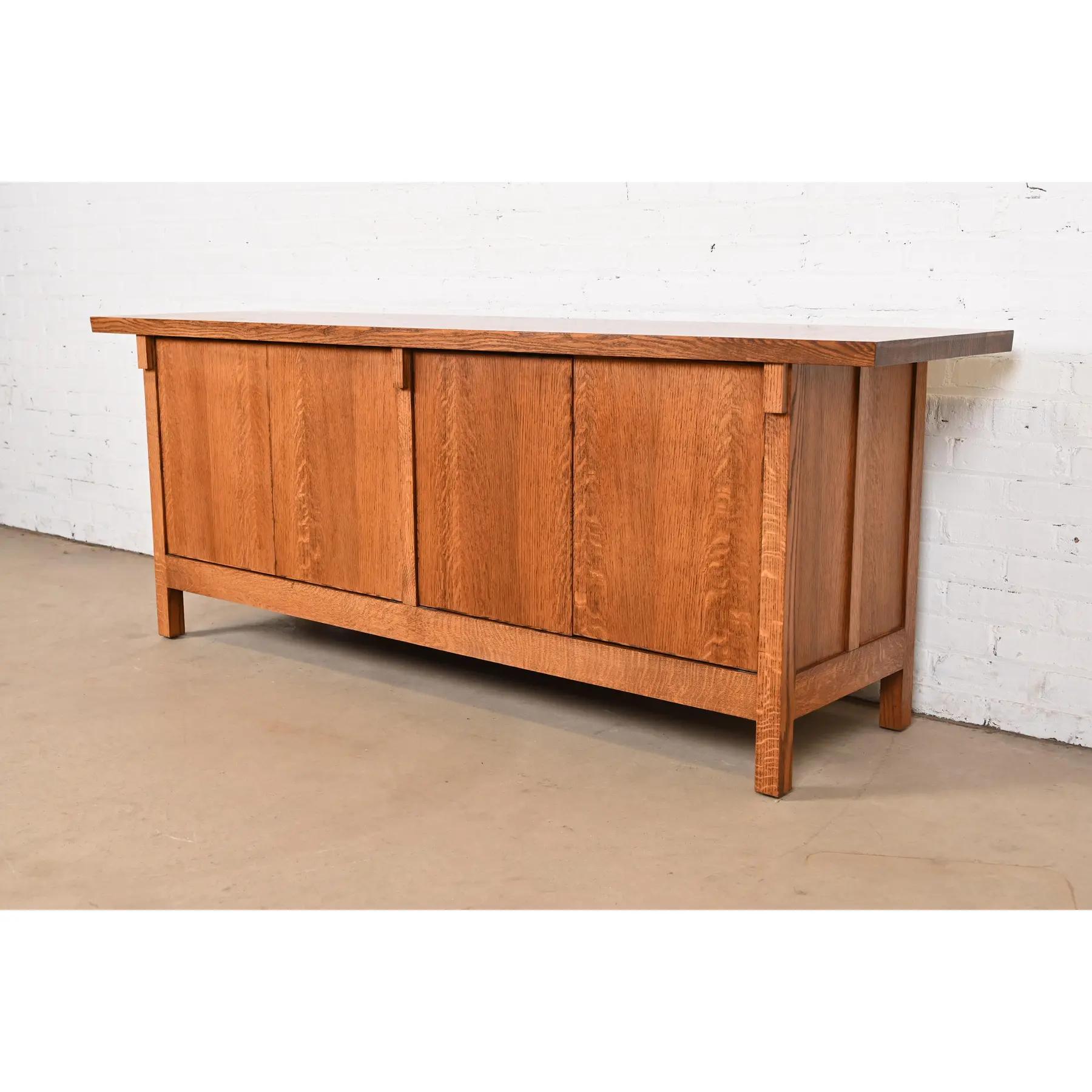 Un magnifique buffet, serveur de buffet ou meuble de bar en chêne scié sur quartier, de style Mission ou Arts & Crafts.

À la manière de L. & J.G. Stickley

USA, Circa Late 20th Century

Dimensions : 76,75 