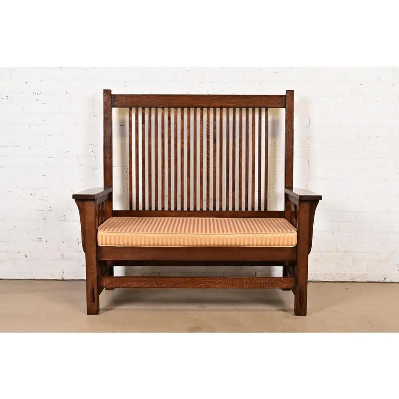 Eine wunderschöne Spindelbank, ein Sofa oder ein Liebessitz im Mission- oder Arts & Crafts-Stil

In der Art von L. & J.G. Stickley

USA, circa Ende des 20. Jahrhunderts

Massive, quartiersgesägte Eiche, mit gepolstertem Sitzkissen.

Maße: 51,25 