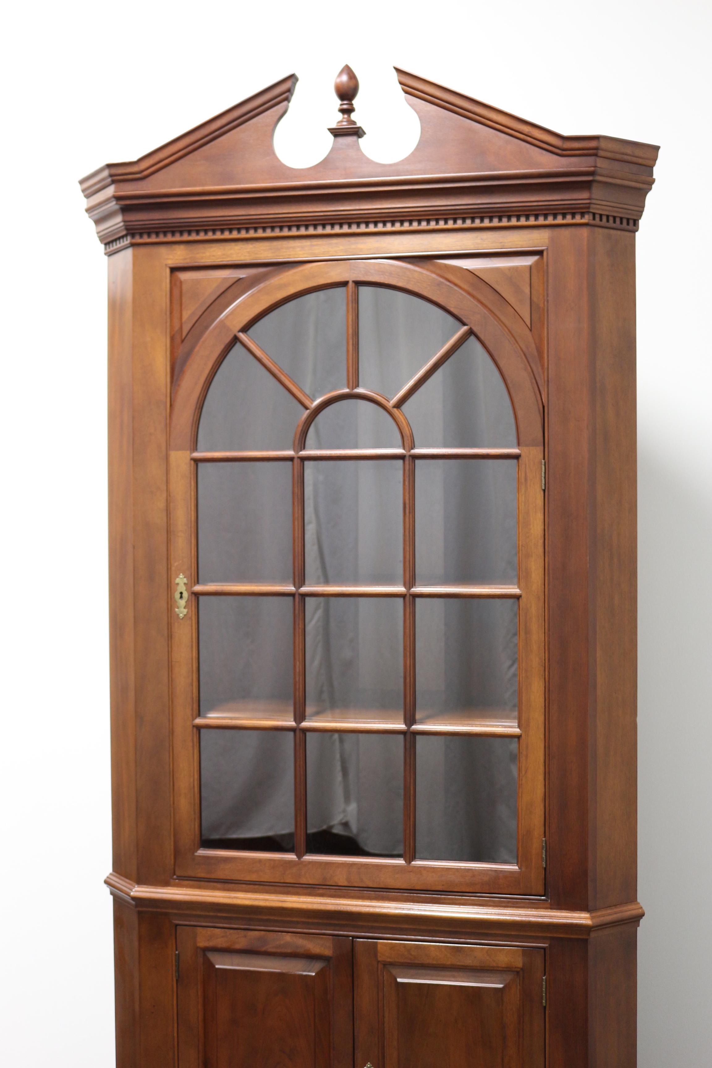 American STICKLEY Traditional Solid Mahogany Corner Cupboard / Cabinet For Sale