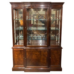 Stickley Breakfront in mogano illuminato in due parti con porte vetrate