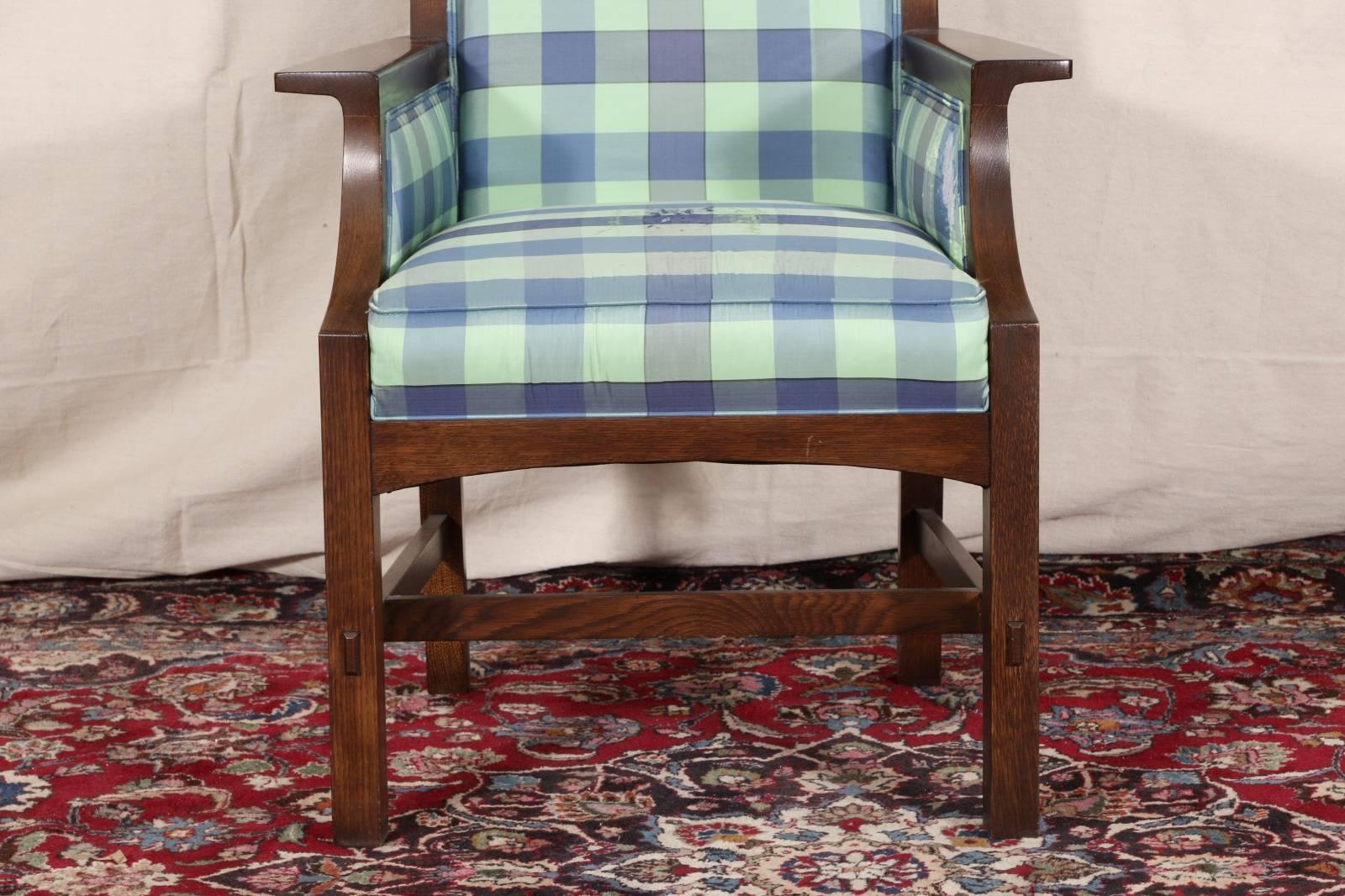 Stickley upholstered desk chair, oak construction, Arts & Crafts desk chair with cross stretcher base.

Condition: Expected wear and signs of use including some surface scratching and scattered nicking to frame, upholstery torn and ripped in