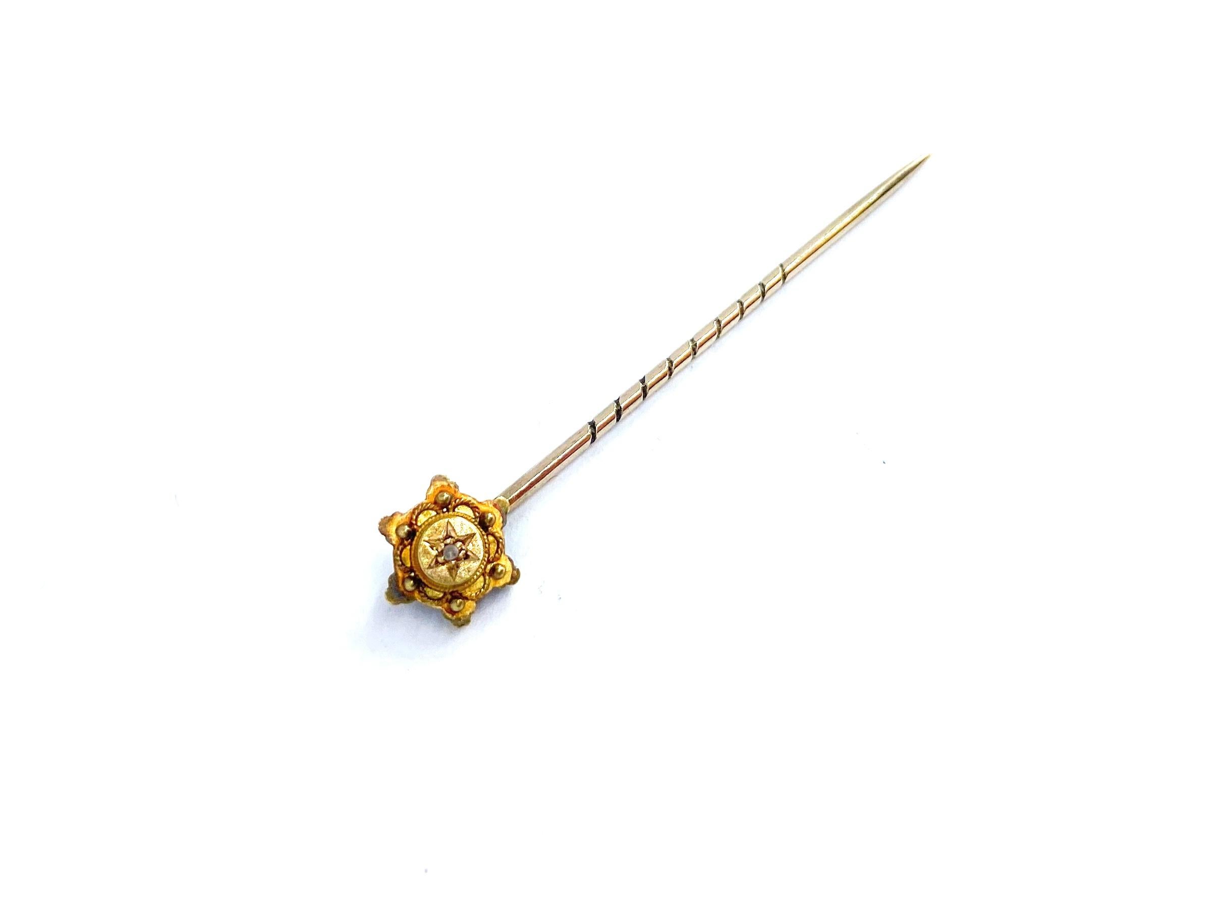 Stickpin star
Stick Pin
I don't know what the gold content is
Tie pin Gold and one small rose cut diamond.
Behind Stamp 5C? and Stripped number.