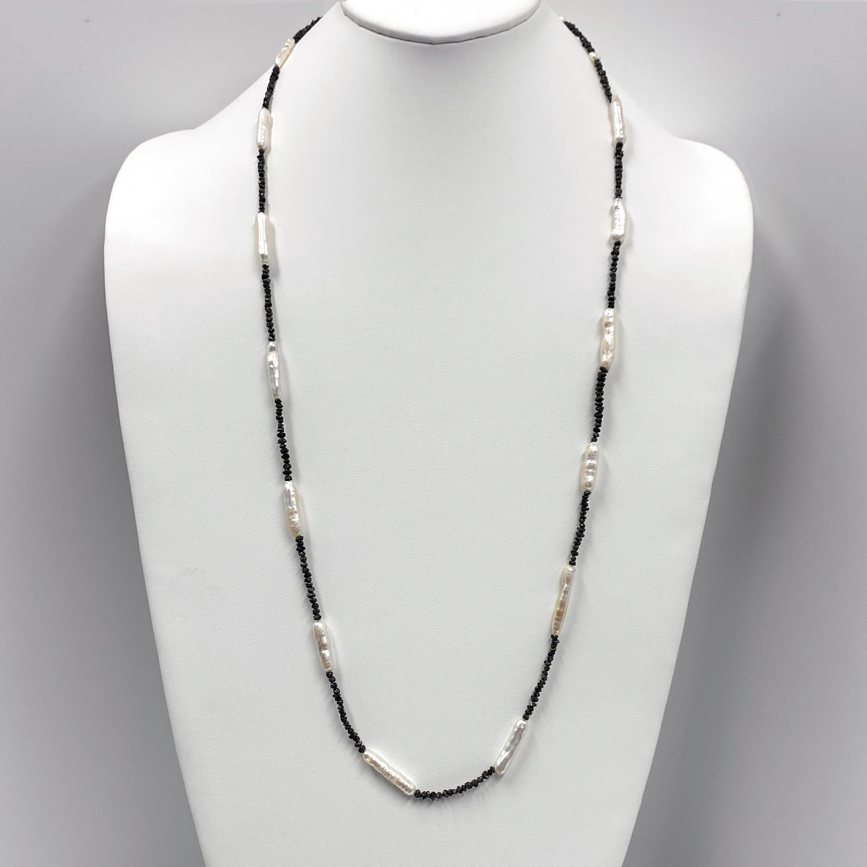 „Sticks & Stones“ Seil-Halskette mit Rohschwarzen Diamanten und Stick-Perlen (Zeitgenössisch) im Angebot