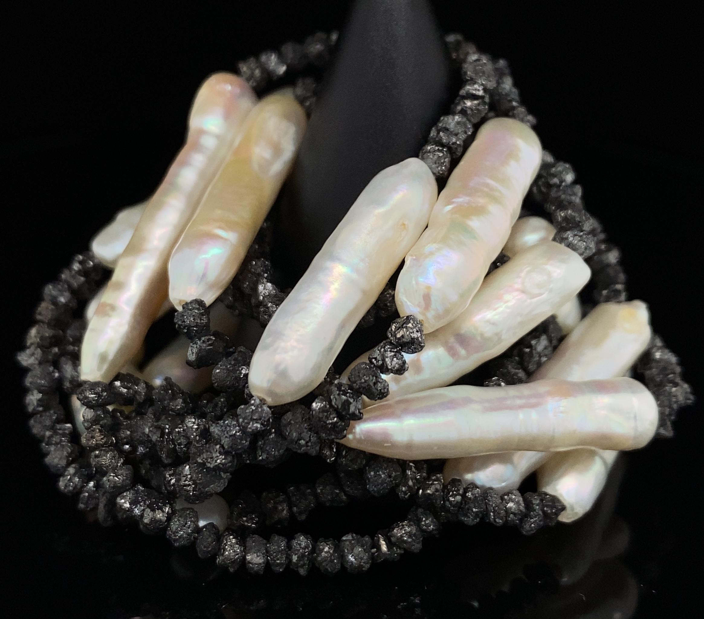 „Sticks & Stones“ Seil-Halskette mit Rohschwarzen Diamanten und Stick-Perlen (Ungeschliffen) im Angebot