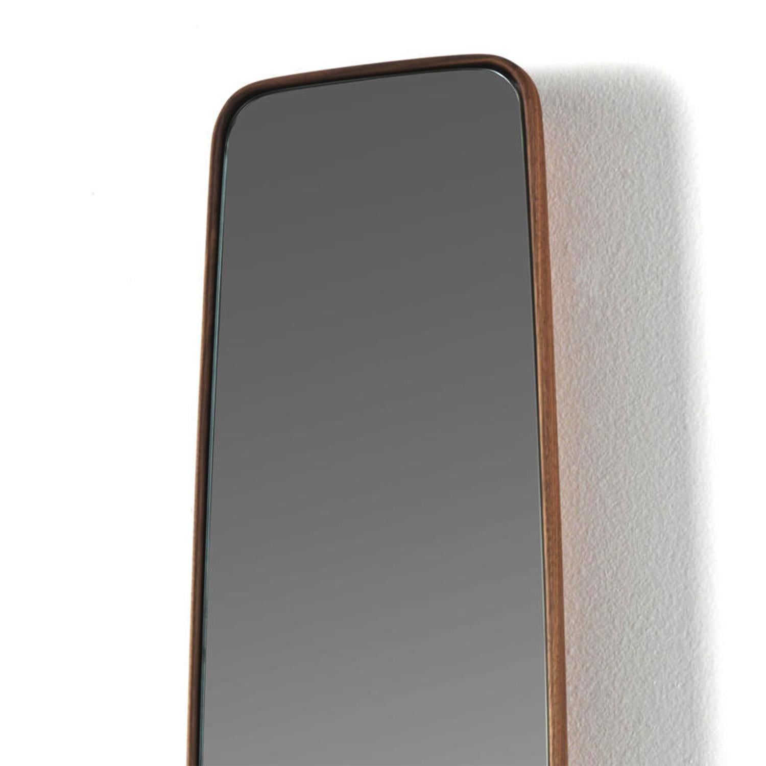 Mirror Sticky Walnut with solid walnut
frame and with mirror glass. Wall mirror
can be hanged vertically or horizontally.
Mirror frame's back is rounded bevelled
with solid walnut wood.