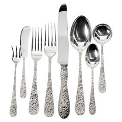 Ensemble de neuf couverts Stieff Repousse en argent sterling, service pour huit personnes