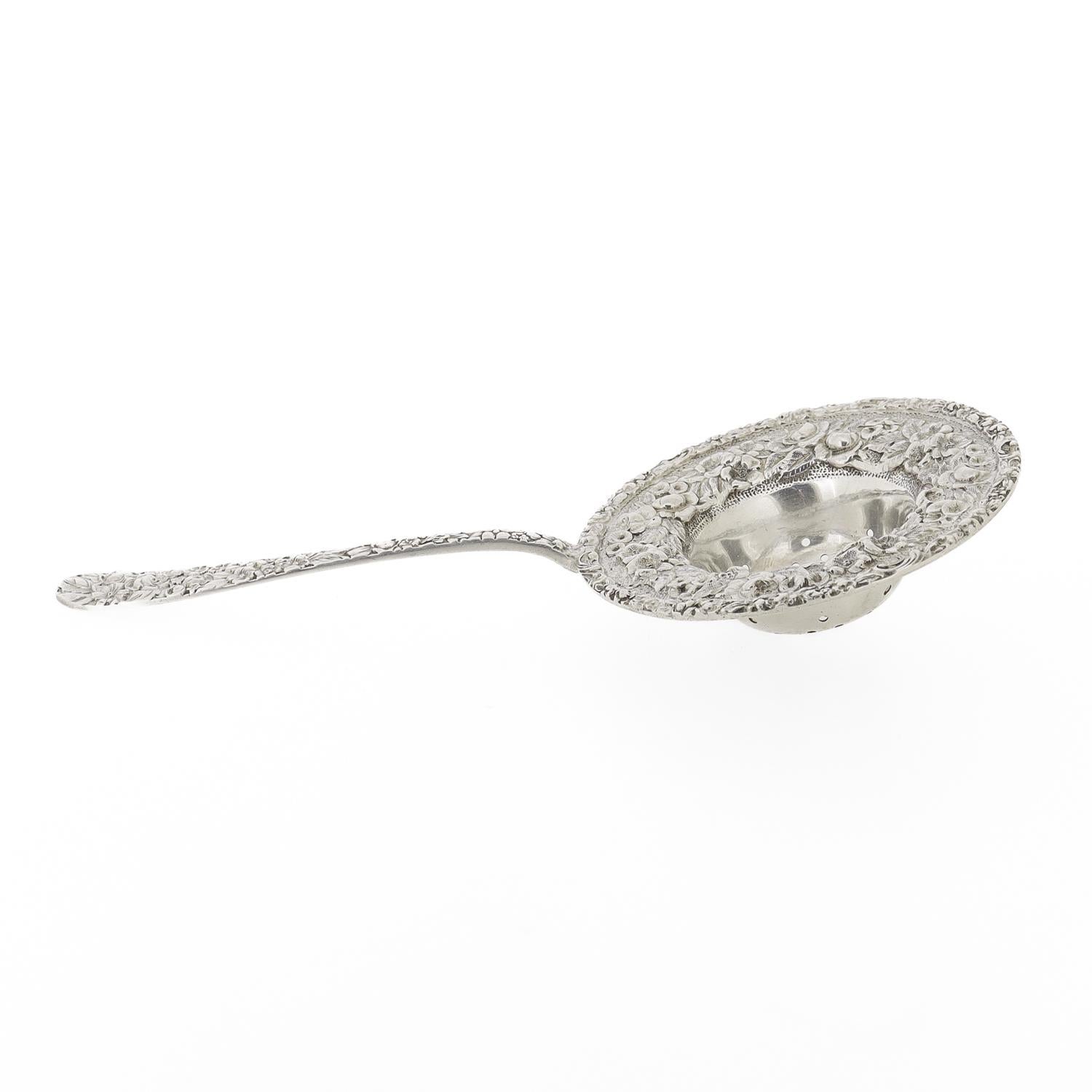 Colador de té Stieff Repousse de plata de ley en venta 4