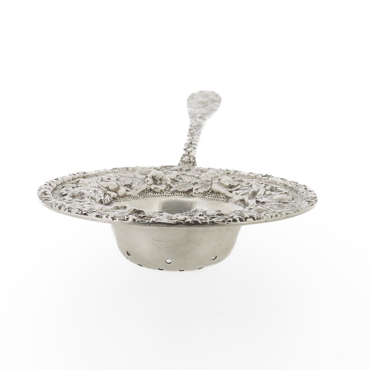 Colador de té Stieff Repousse de plata de ley en venta 5