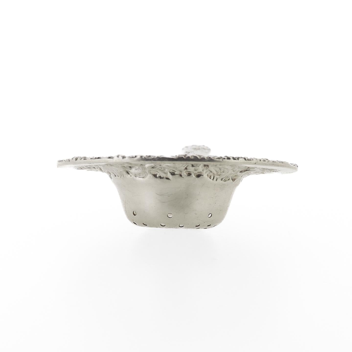 Colador de té Stieff Repousse de plata de ley en venta 6