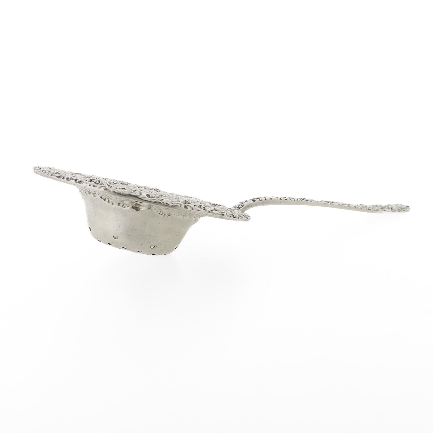 Colador de té Stieff Repousse de plata de ley en venta 7
